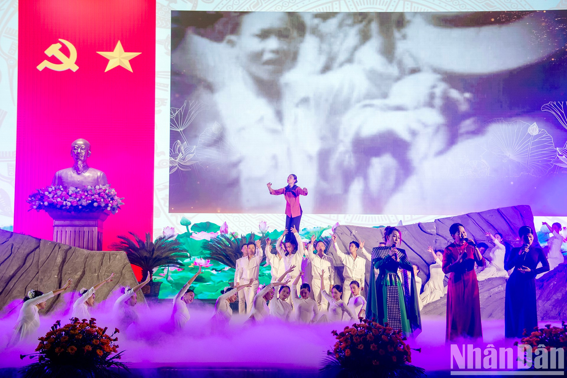 Una actuación artística en la conferencia. Una actuación artística en la conferencia.