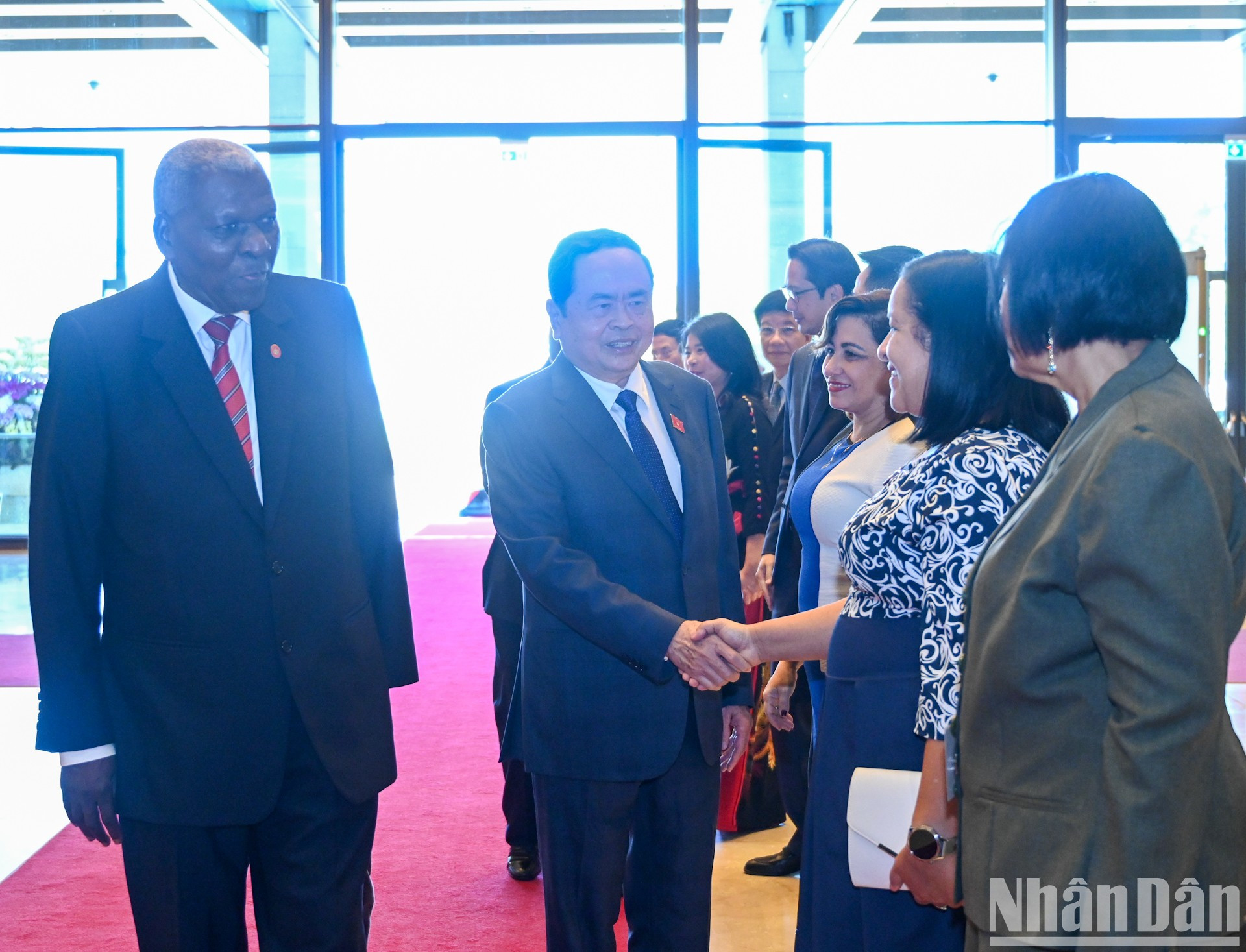 El titular de la Asamblea Nacional de Cuba, Esteban Lazo Hernández, presenta a los miembros de la delegación de Cuba.