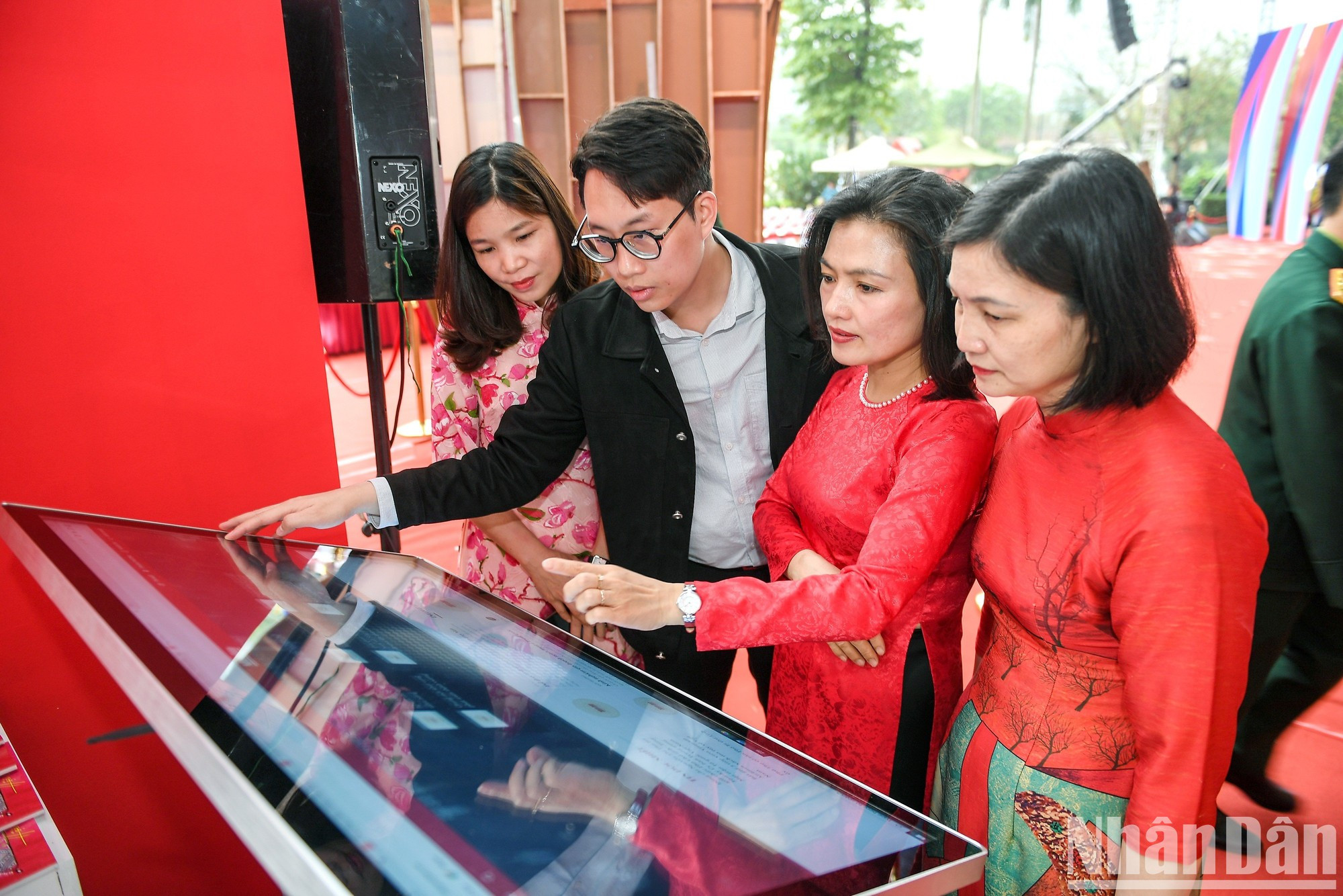 Los delegados visitan el pabellón del periódico Nhan Dan. Los delegados visitan el pabellón del periódico Nhan Dan.