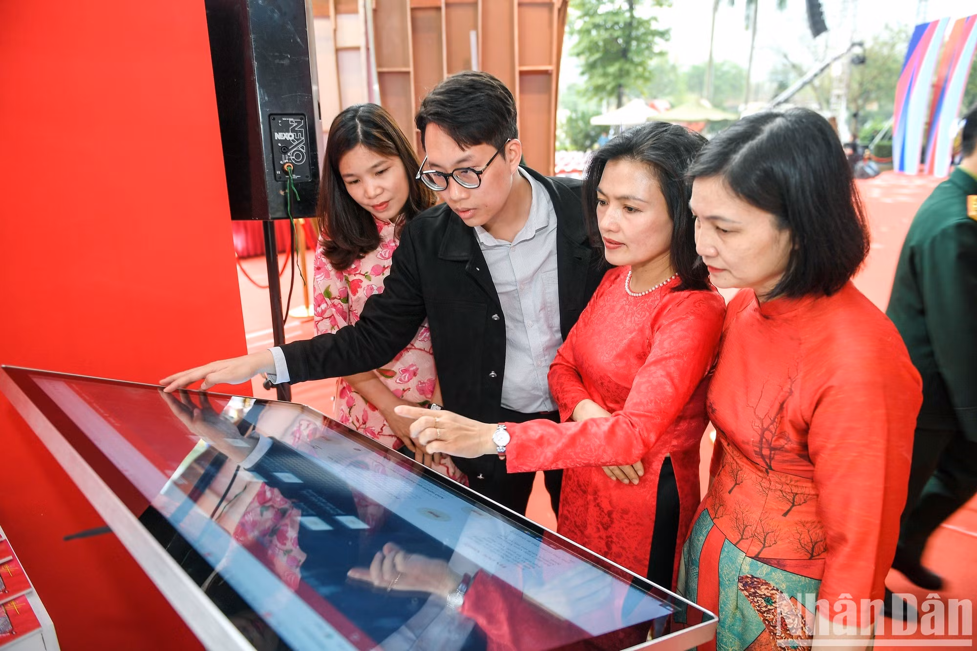 Los delegados visitan el pabellón del periódico Nhan Dan.