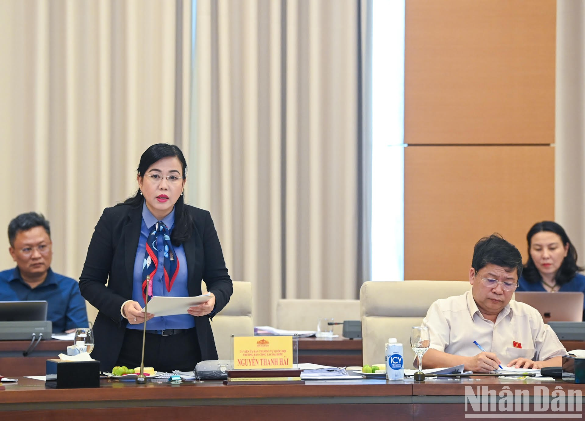 La jefa de la Comisión de Asuntos de Diputados, Nguyen Thanh Hai, presenta un informe. La jefa de la Comisión de Asuntos de Diputados, Nguyen Thanh Hai, presenta un informe.