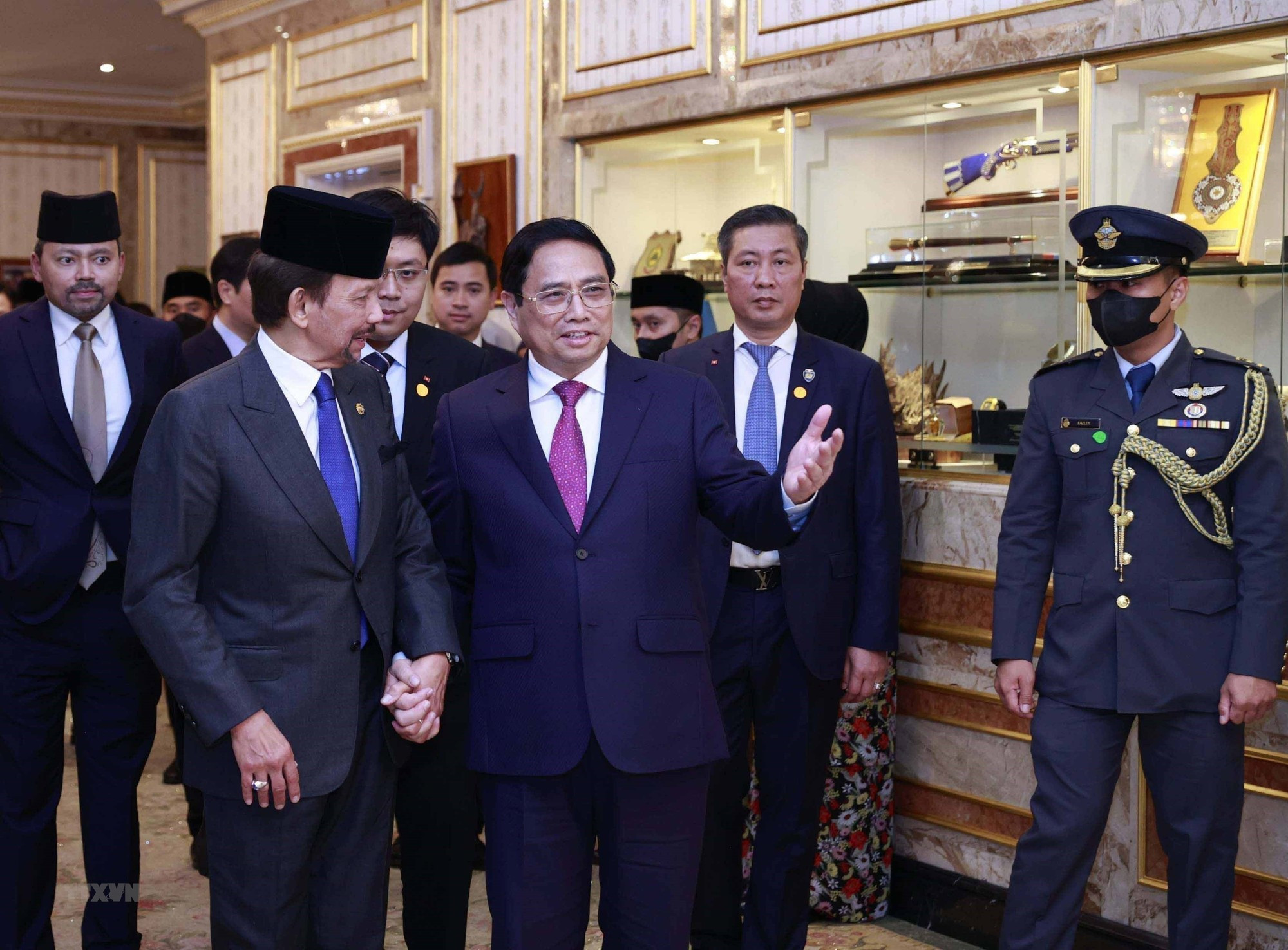 El Sultán de Brunei, Haji Hassanal Bolkiah da la bienvenida al jefe de Gobierno vietnamita. El Sultán de Brunei, Haji Hassanal Bolkiah da la bienvenida al jefe de Gobierno vietnamita.