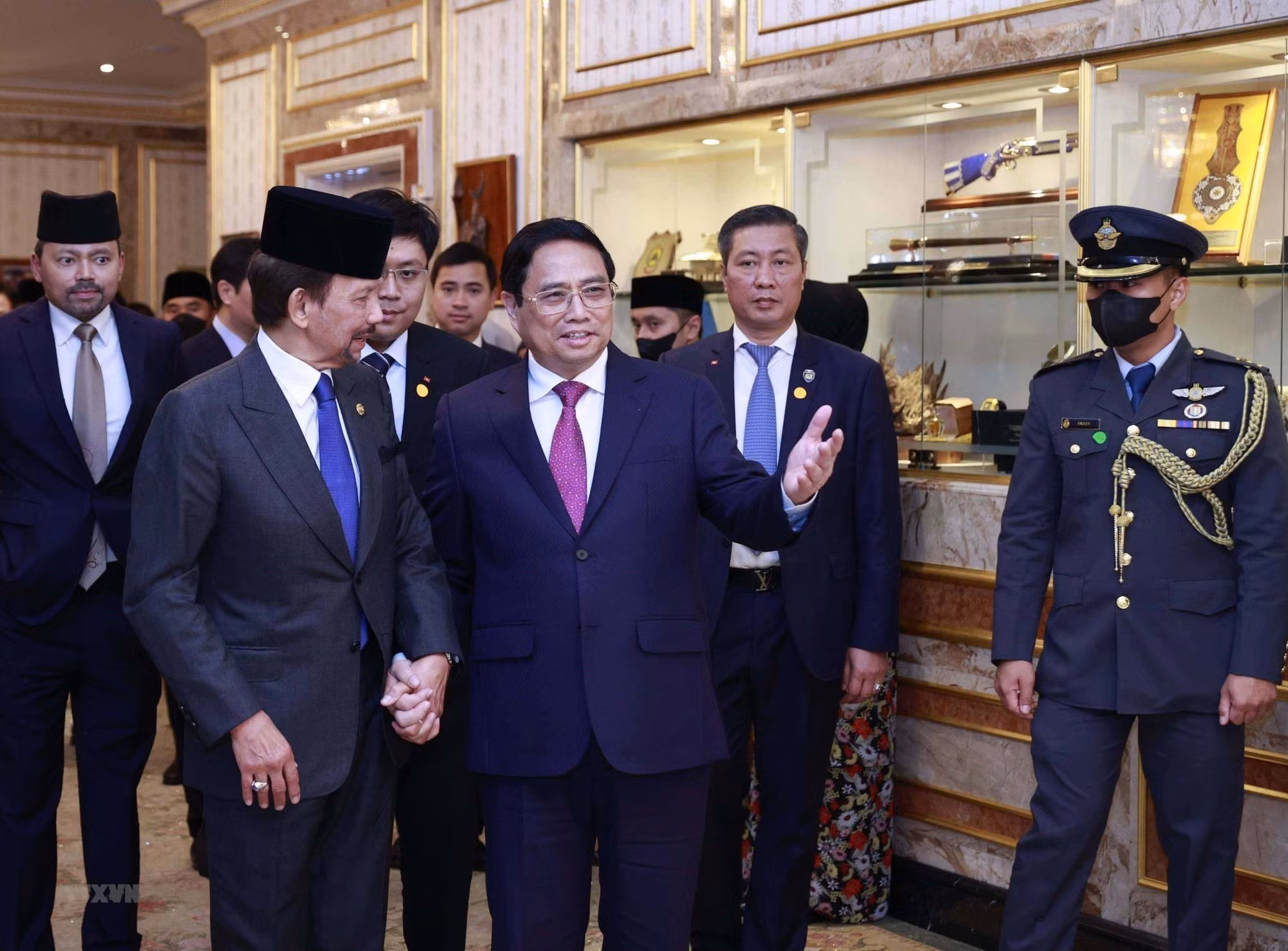 El Sultán de Brunei, Haji Hassanal Bolkiah da la bienvenida al jefe de Gobierno vietnamita.