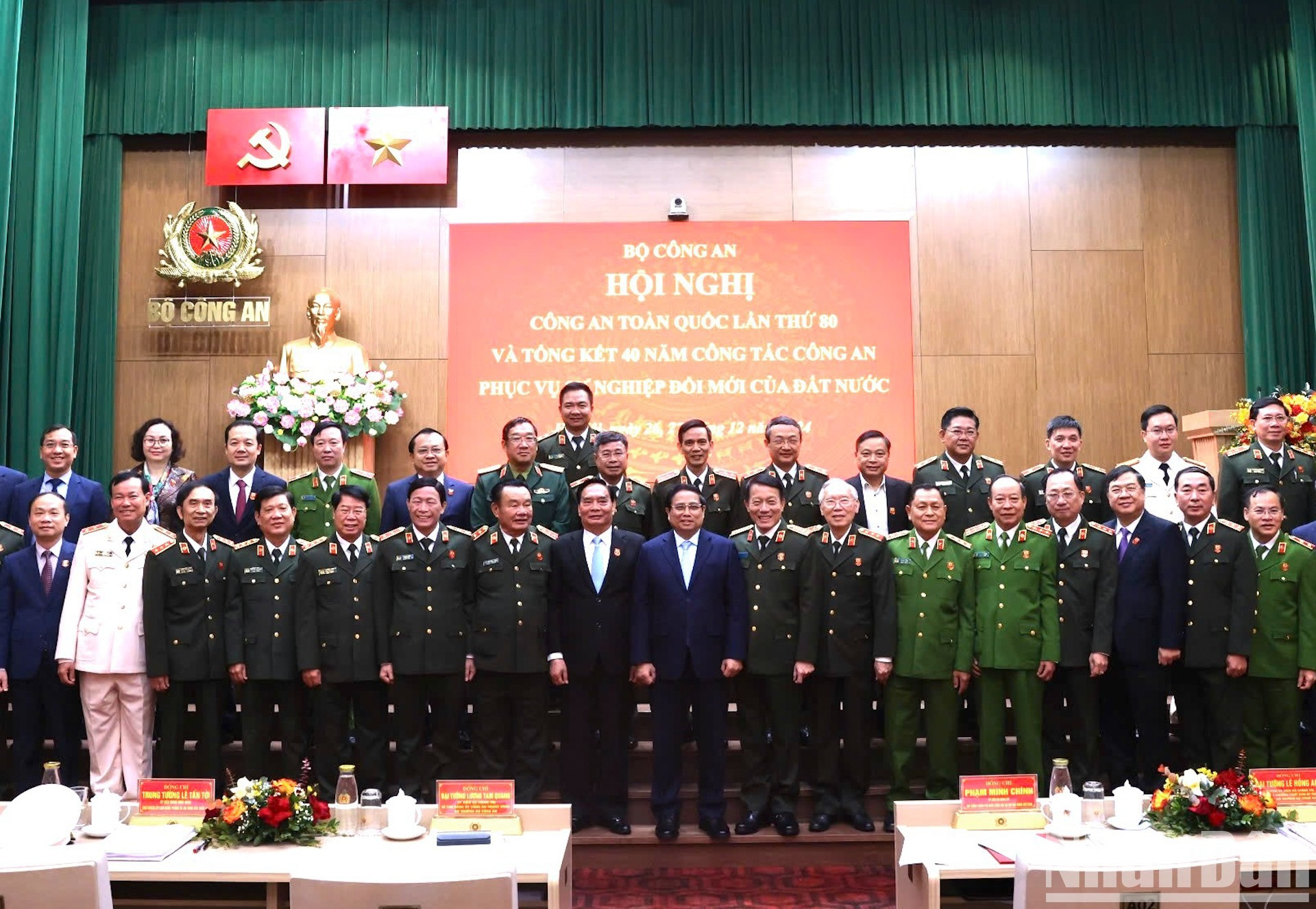El primer ministro Pham Minh Chinh y delegados en la cita. El primer ministro Pham Minh Chinh y delegados en la cita.