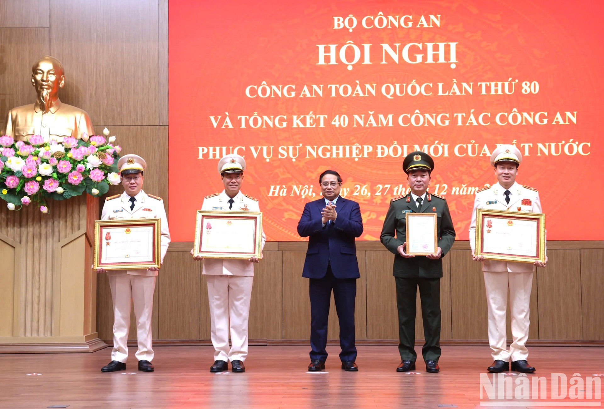 El primer ministro, Pham Minh Chinh, entrega premios nobles del Partido y del Estado a los líderes policiales. El primer ministro, Pham Minh Chinh, entrega premios nobles del Partido y del Estado a los líderes policiales.