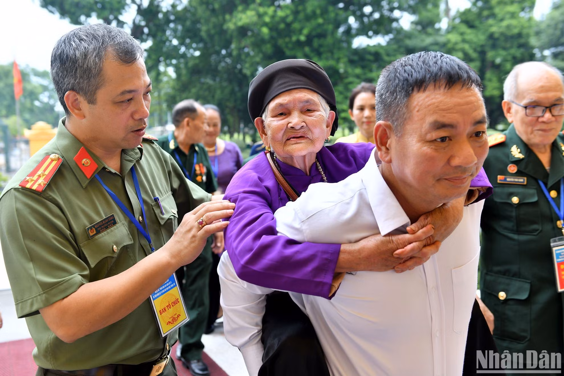 Las Madres Heroicas vietnamitas en la cita.