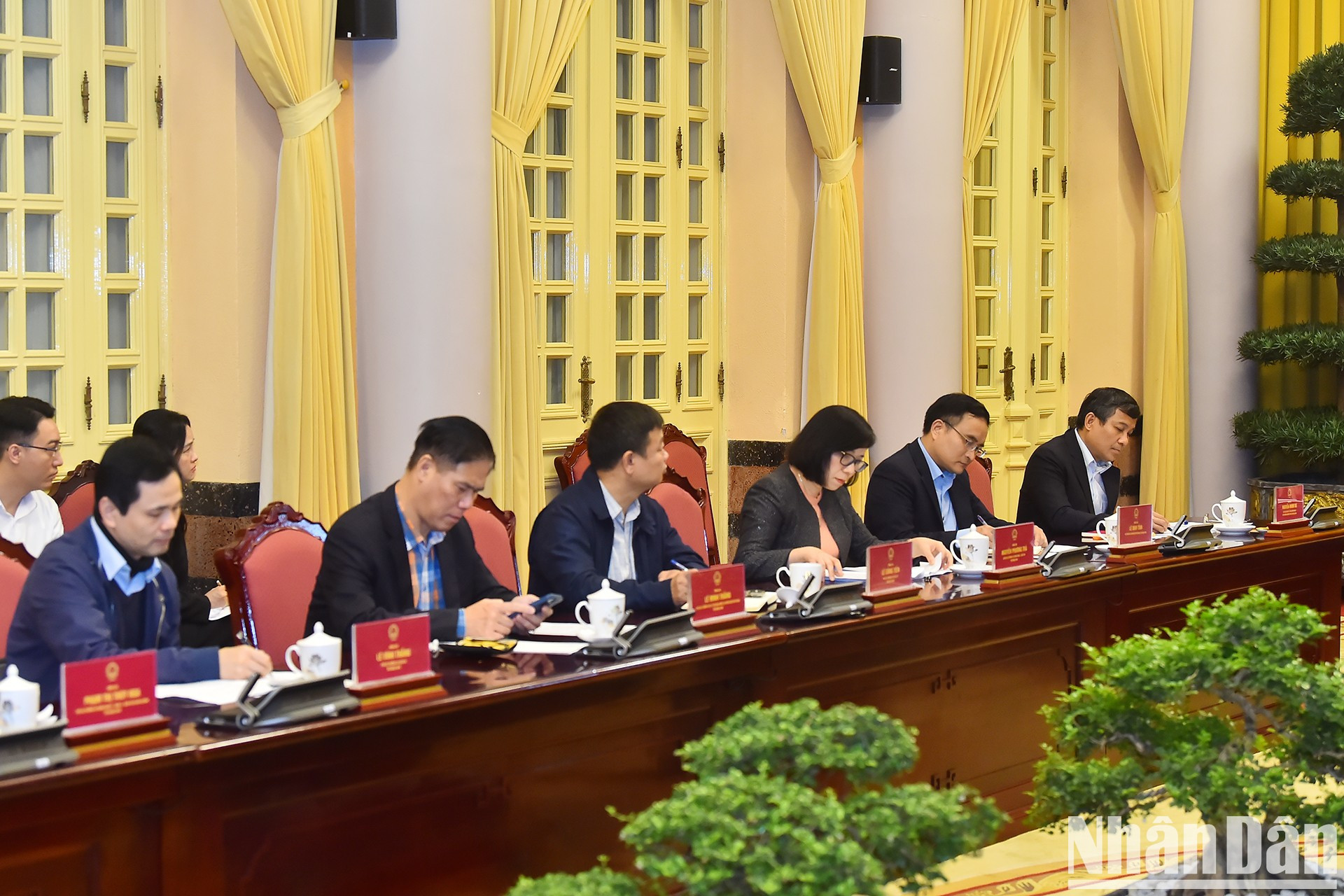 El viceministro permanente de Relaciones Exteriores, Nguyen Minh Vu, y los líderes de las instancias de la Cancillería vietnamita. El viceministro permanente de Relaciones Exteriores, Nguyen Minh Vu, y los líderes de las instancias de la Cancillería vietnamita.