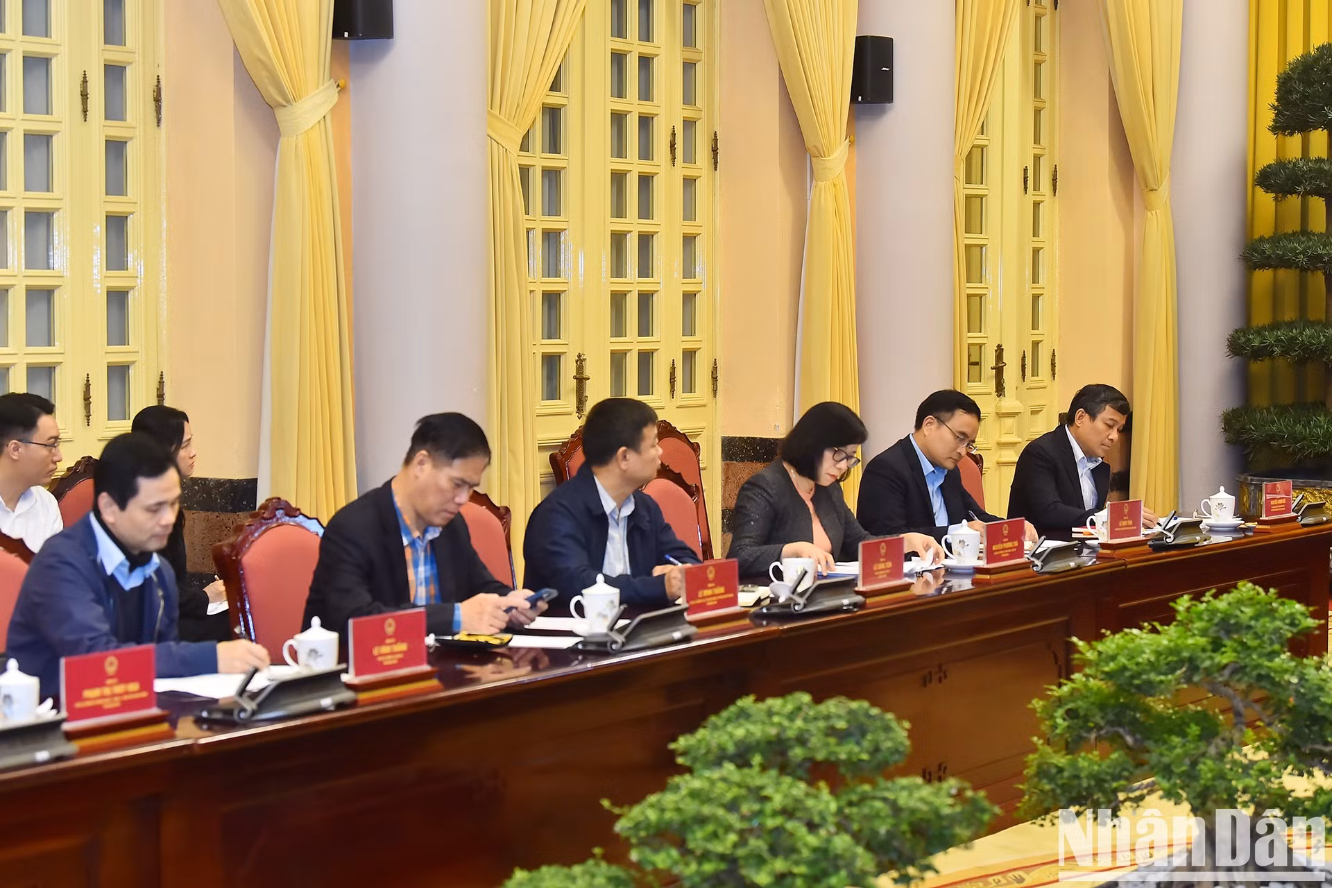 El viceministro permanente de Relaciones Exteriores, Nguyen Minh Vu, y los líderes de las instancias de la Cancillería vietnamita.