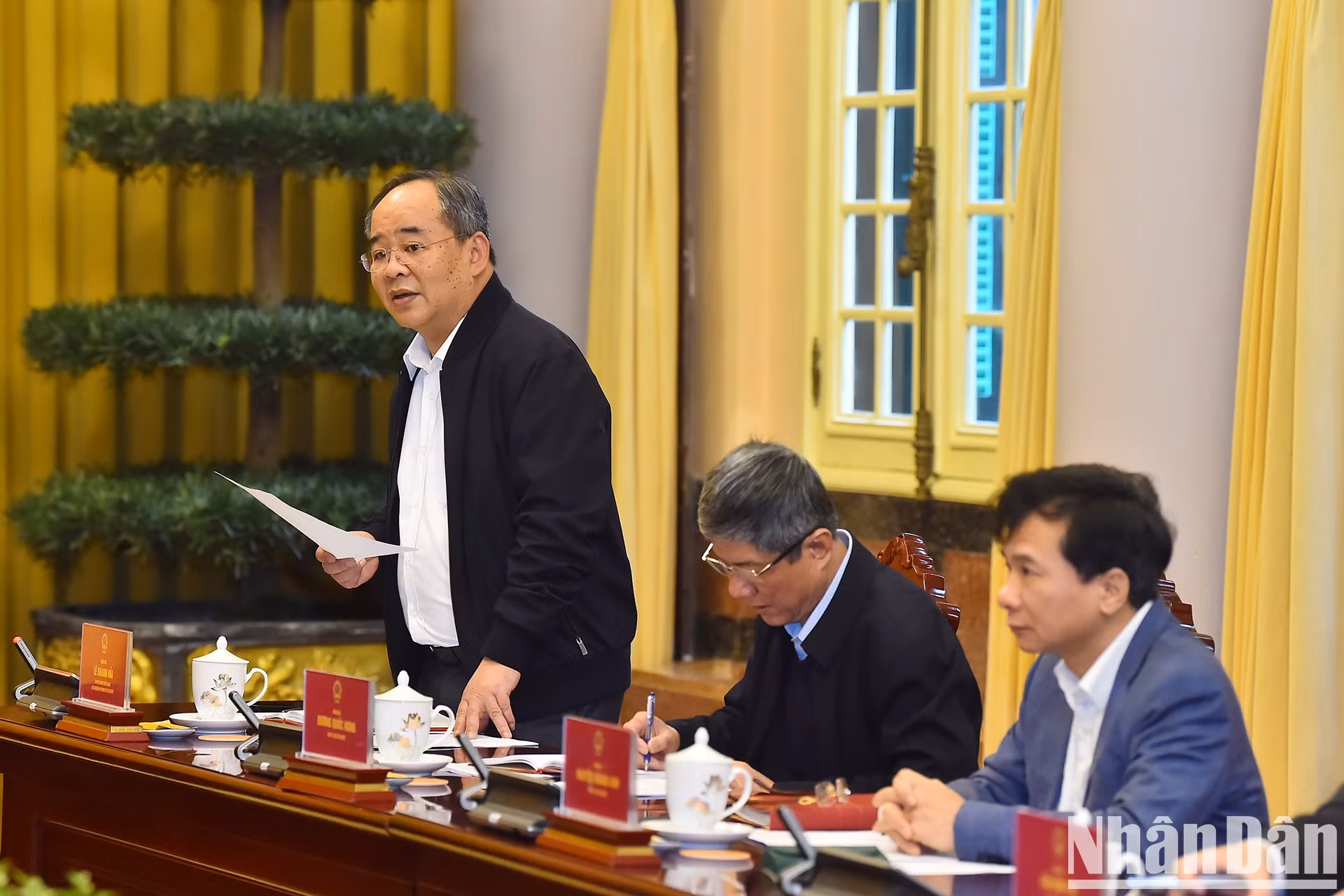 El jefe de la Oficina presidencial, Le Khanh Hai, y los delegados en la reunión.