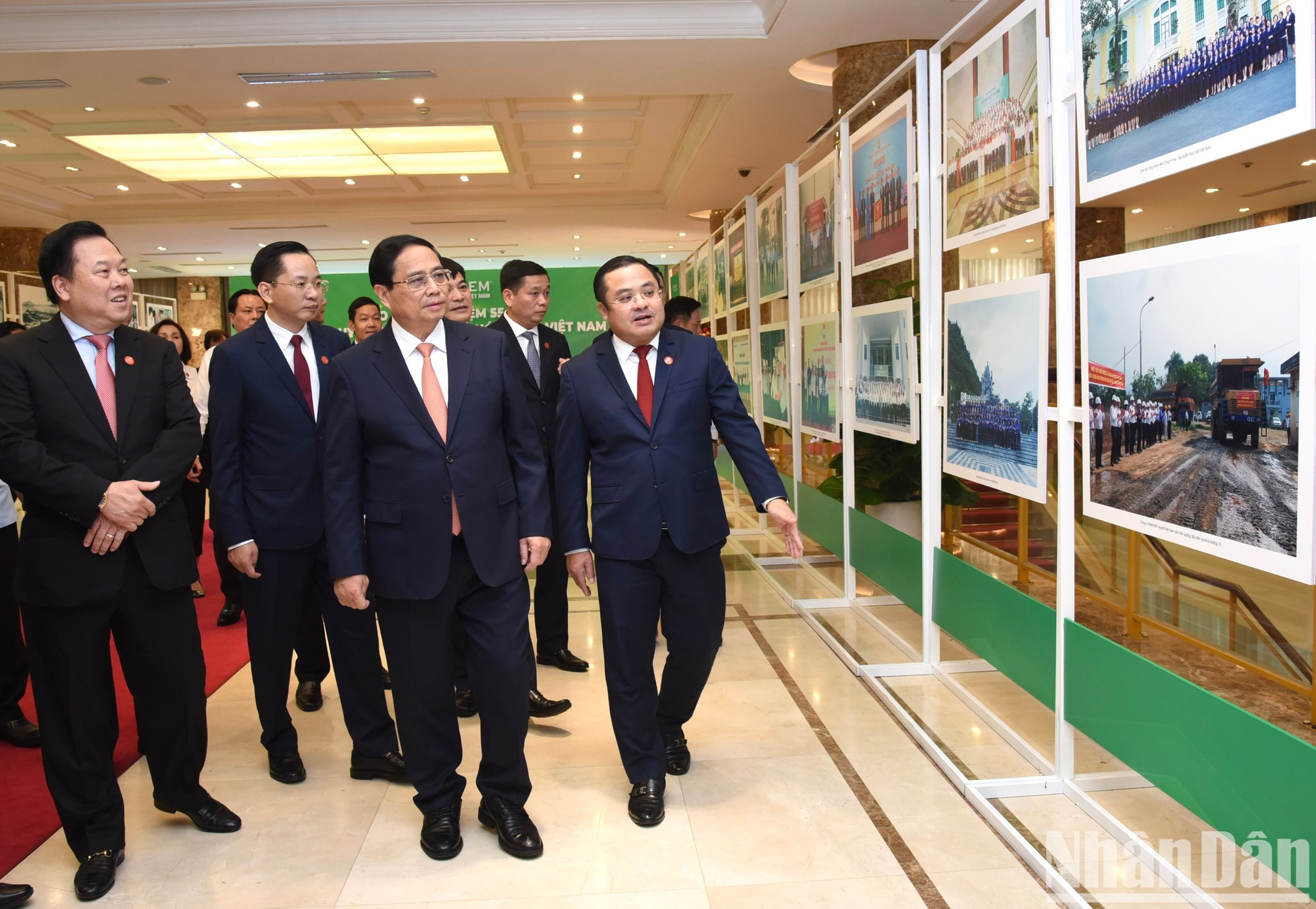 Minh Chinh visita exposición fotográfica sobre 55 años de construcción y desarrollo de la industria química de Vietnam.