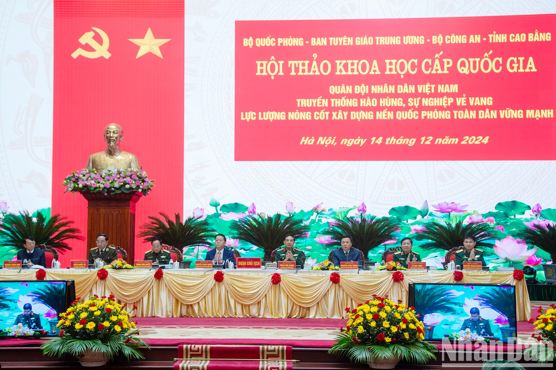 Los miembros del Presídium en el acto. Los miembros del Presídium en el acto.