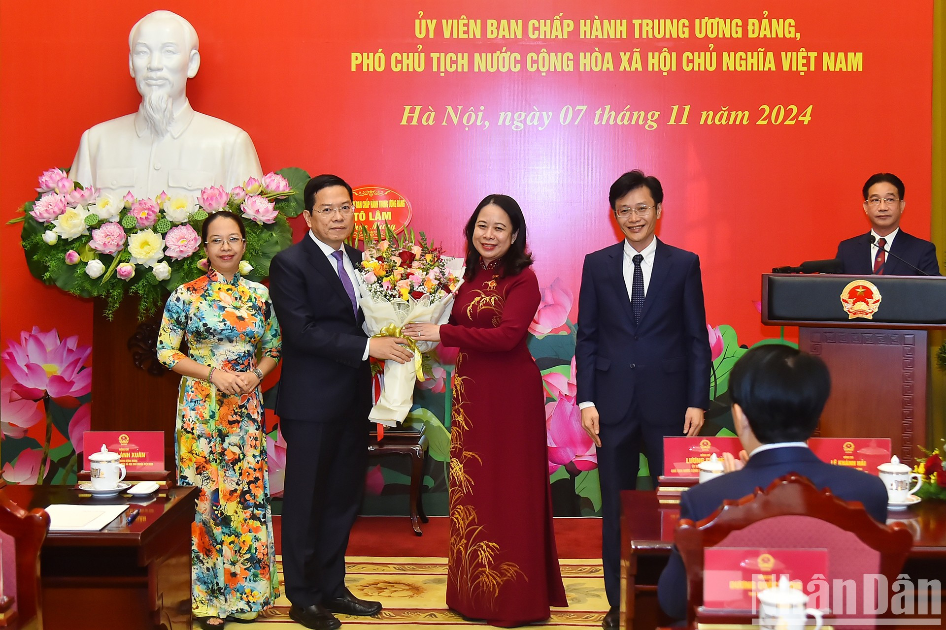 La vicepresidenta vietnamita, Vo Thi Anh Xuan, recibe flores de felicitación de los delegados.
