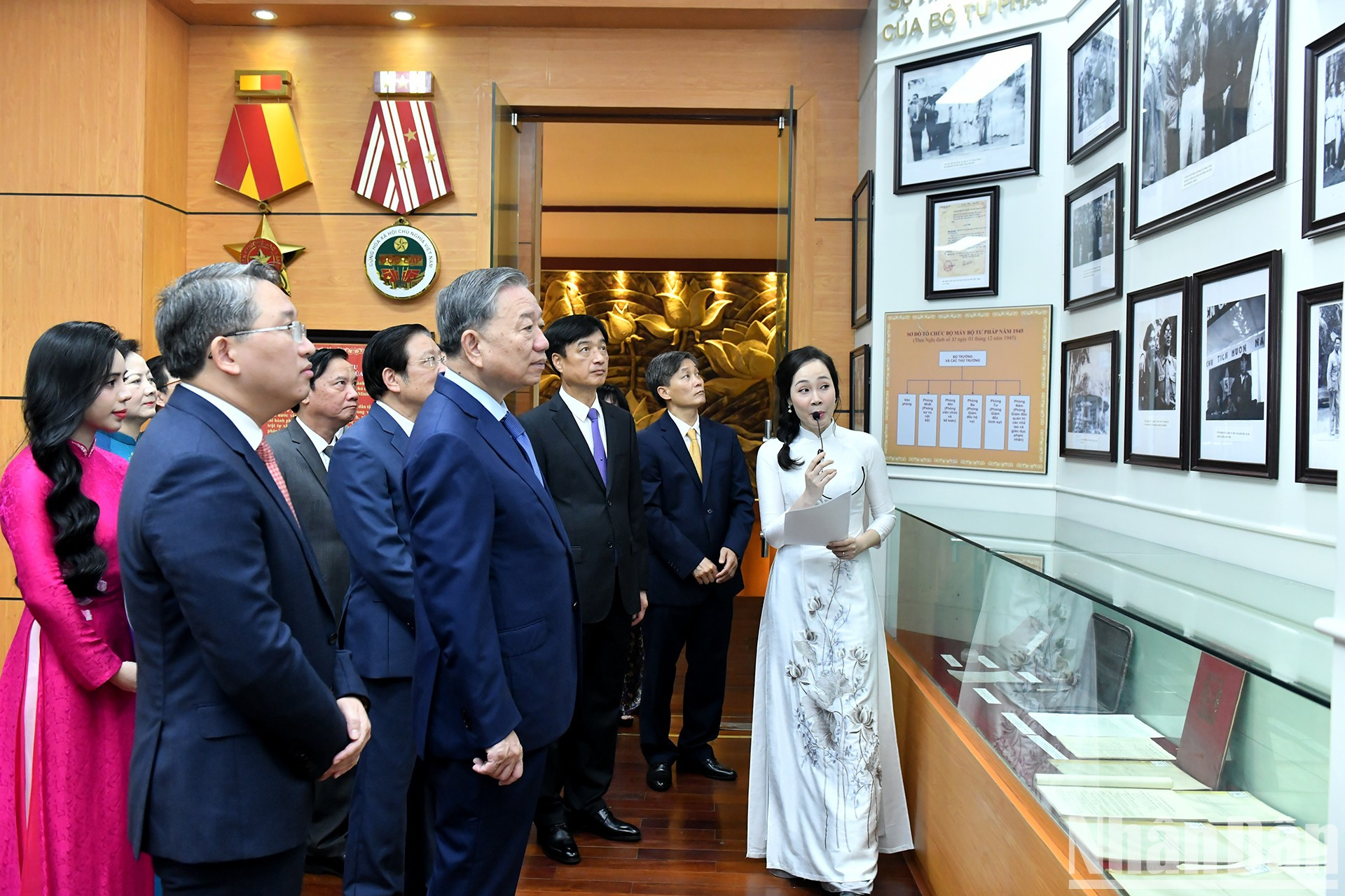 El secretario general del PCV, To Lam, y los delegados visitan la sala tradicional del Ministerio de Justicia.