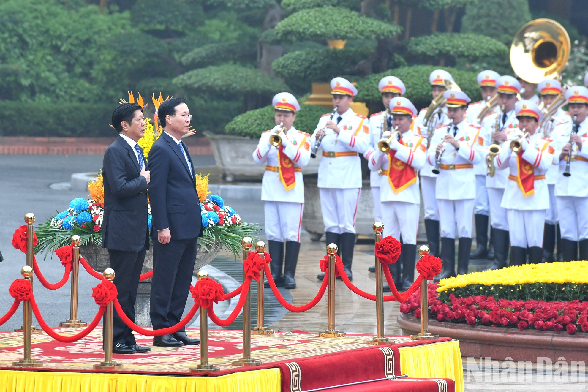 Ambos premieres se paran el podio de honor mientras se entonan los himnos de los dos países. Ambos premieres se paran el podio de honor mientras se entonan los himnos de los dos países.