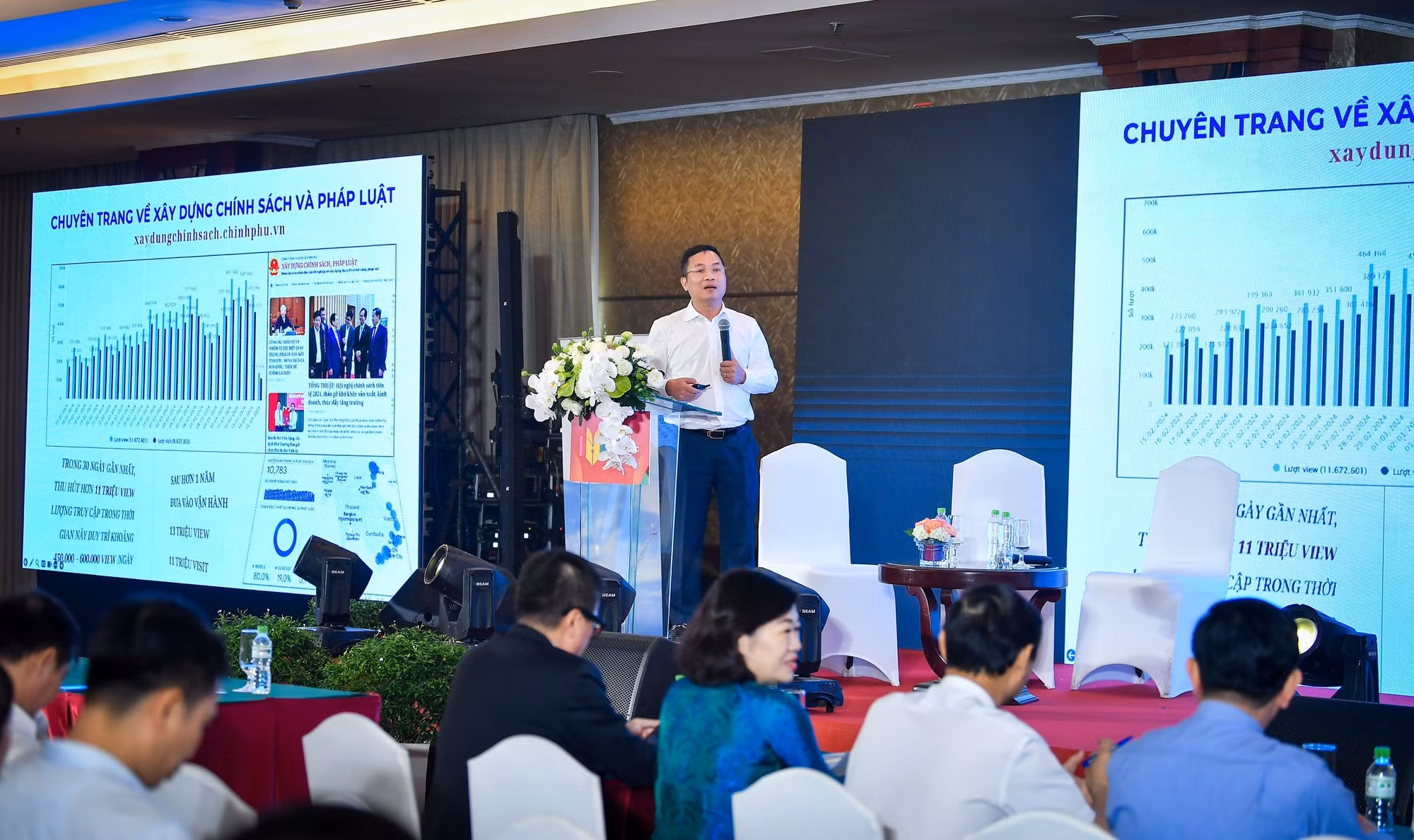 La presentación del periodista Nguyen Hong Sam, director general del Portal de Información Electrónica del Gobierno, sobre el uso de plataformas de redes sociales para difundir información, al servicio de la dirección y gestión socioeconómica del Gobierno.