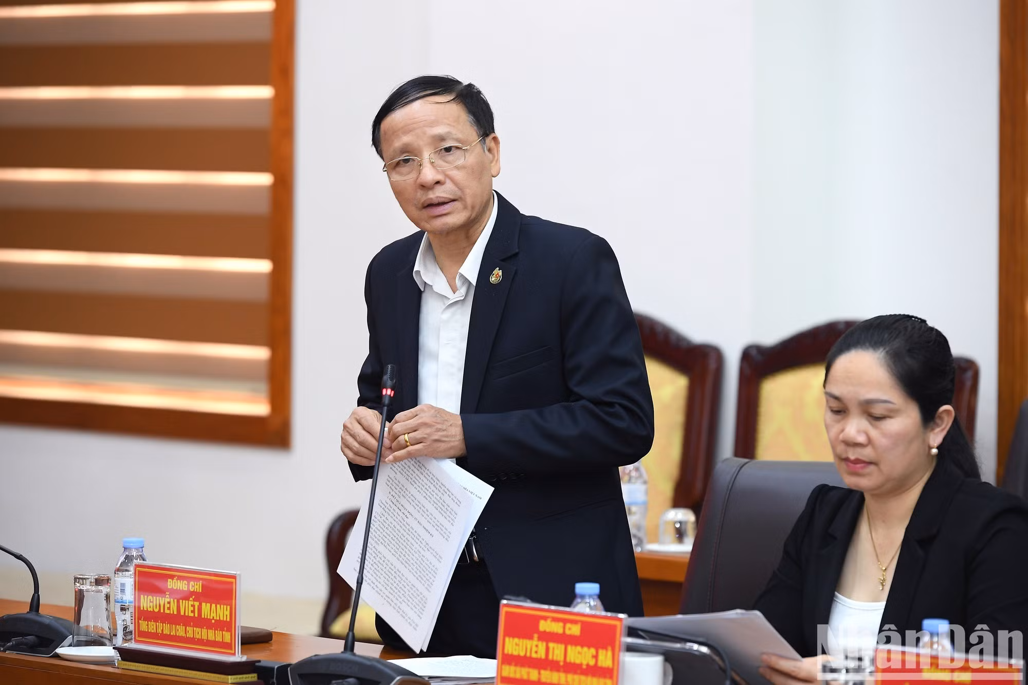 El editor en jefe del periódico Lai Chau y presidente de la Asociación provincial de Periodistas, Nguyen Viet Manh, habla en el acto.