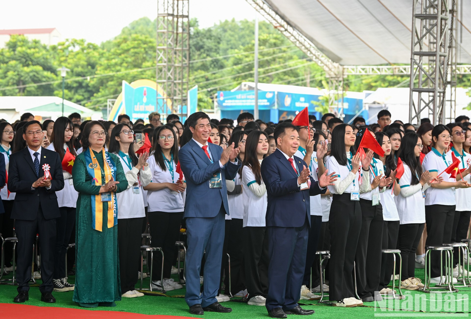 Los dirigentes, trabajadores, profesores y estudiantes de la Academia de Finanzas. Los dirigentes, trabajadores, profesores y estudiantes de la Academia de Finanzas.