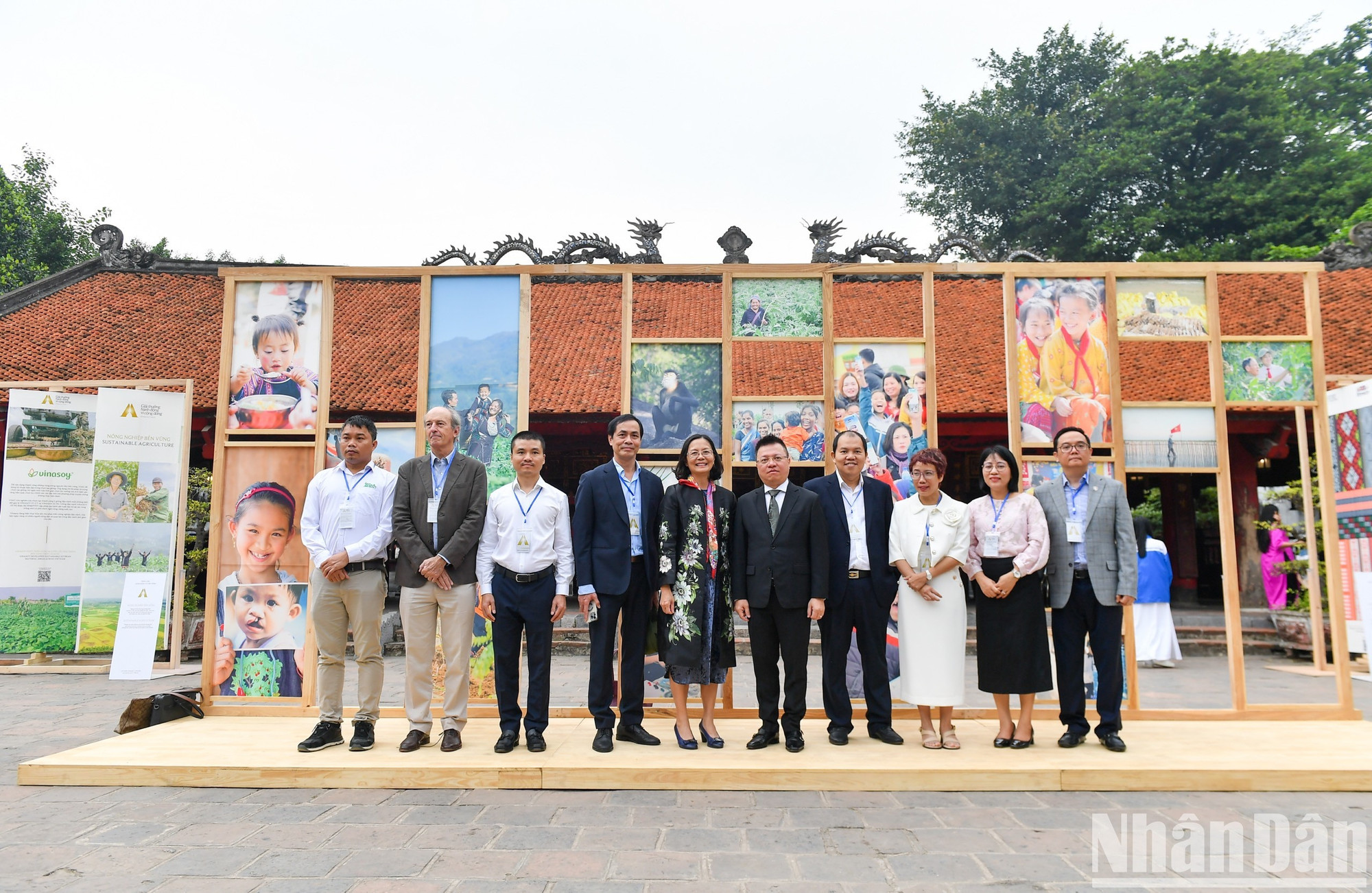 Los miembros del jurado del Premio toman fotos de recuerdo en la cita.