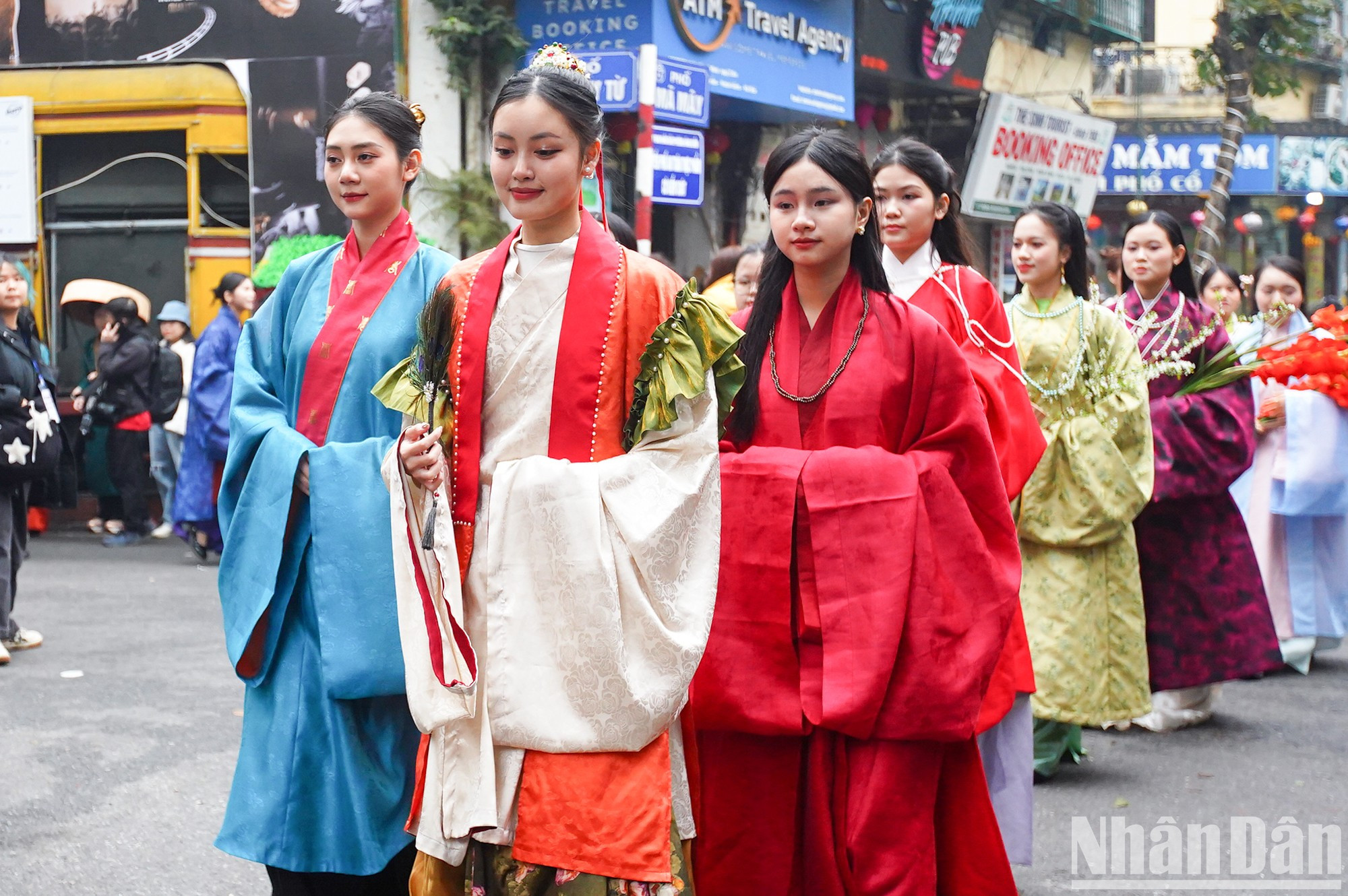 El desfile transcurre por muchas calles antiguas de la ciudad. El desfile transcurre por muchas calles antiguas de la ciudad.