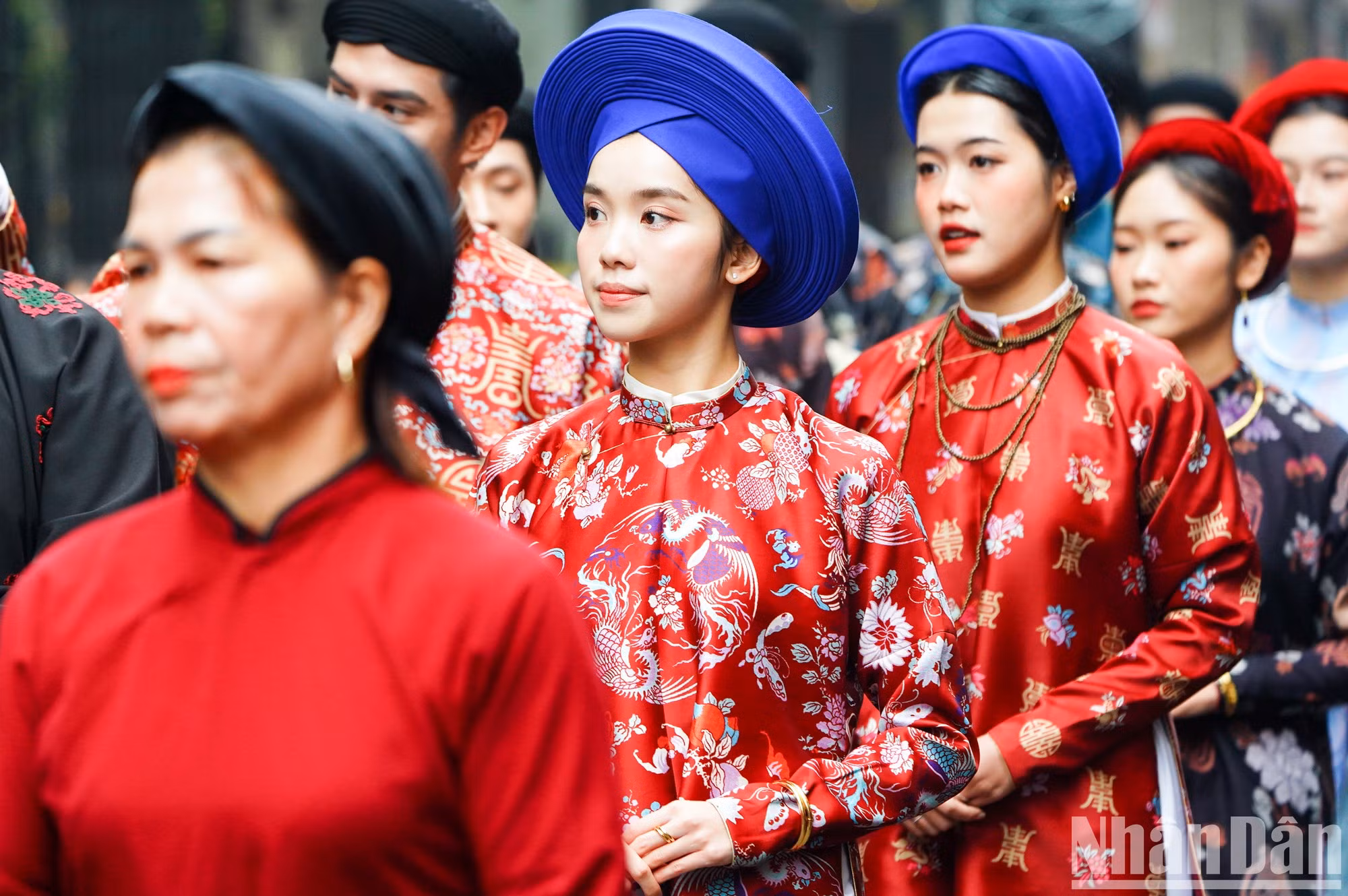 Más de 400 personas vestidas con trajes tradicionales recorren 16 calles y lugares de interés histórico de la capital.