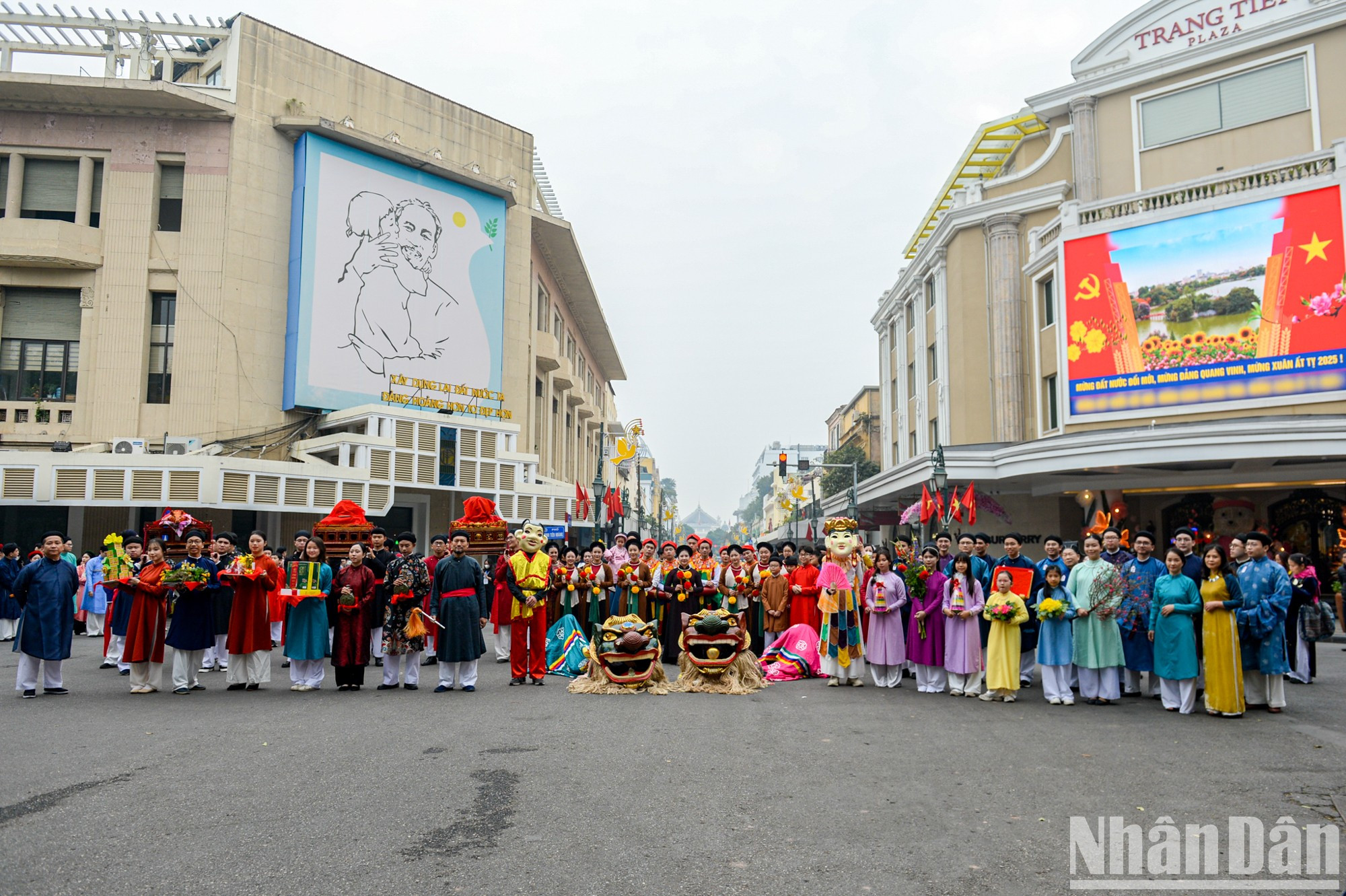 Procesión en el espacio peatonal del lago de Hoan Kiem. Procesión en el espacio peatonal del lago de Hoan Kiem.