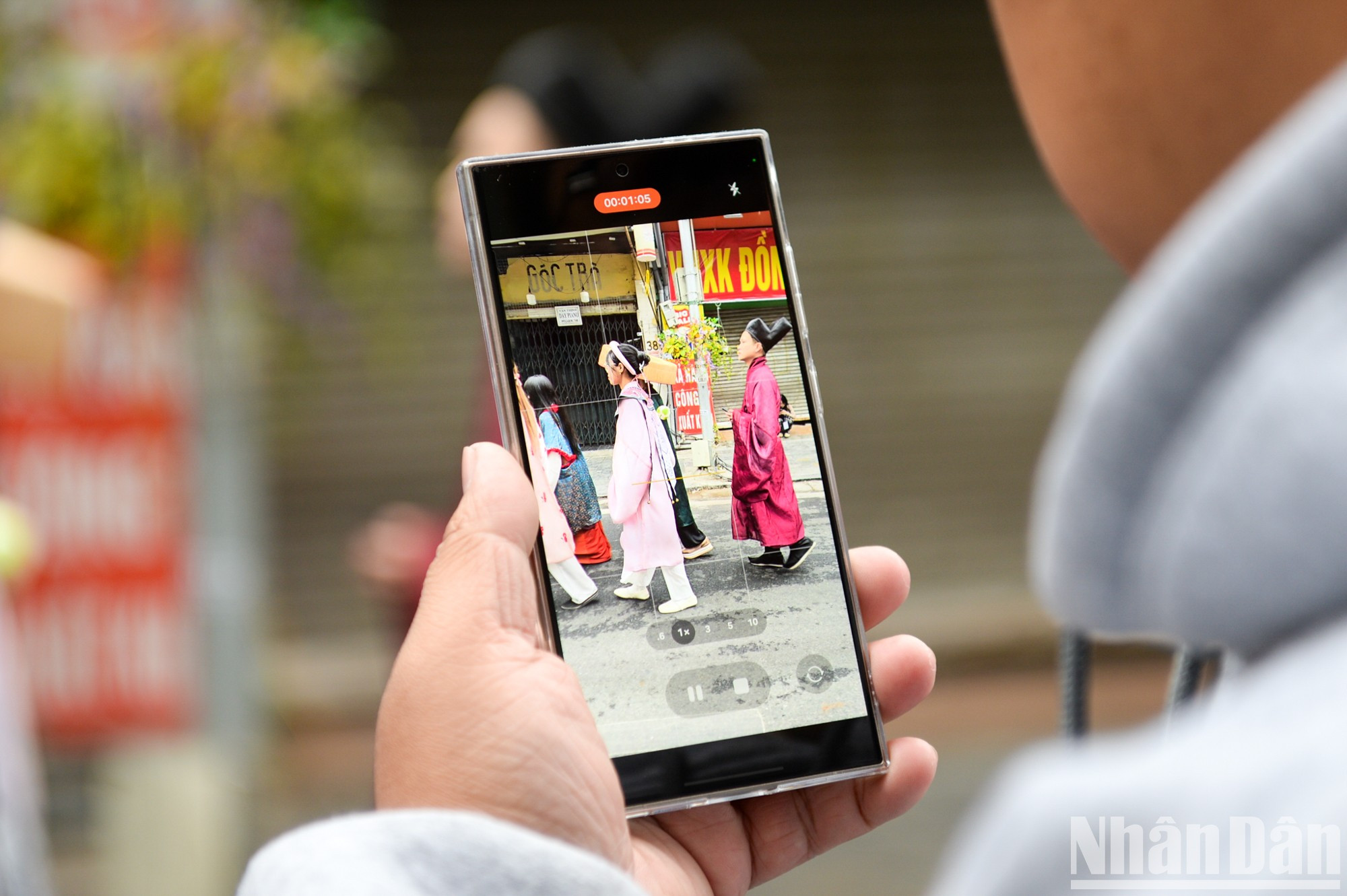 El desfile atrae la atención de turistas y habitantes de Hanói. El desfile atrae la atención de turistas y habitantes de Hanói.