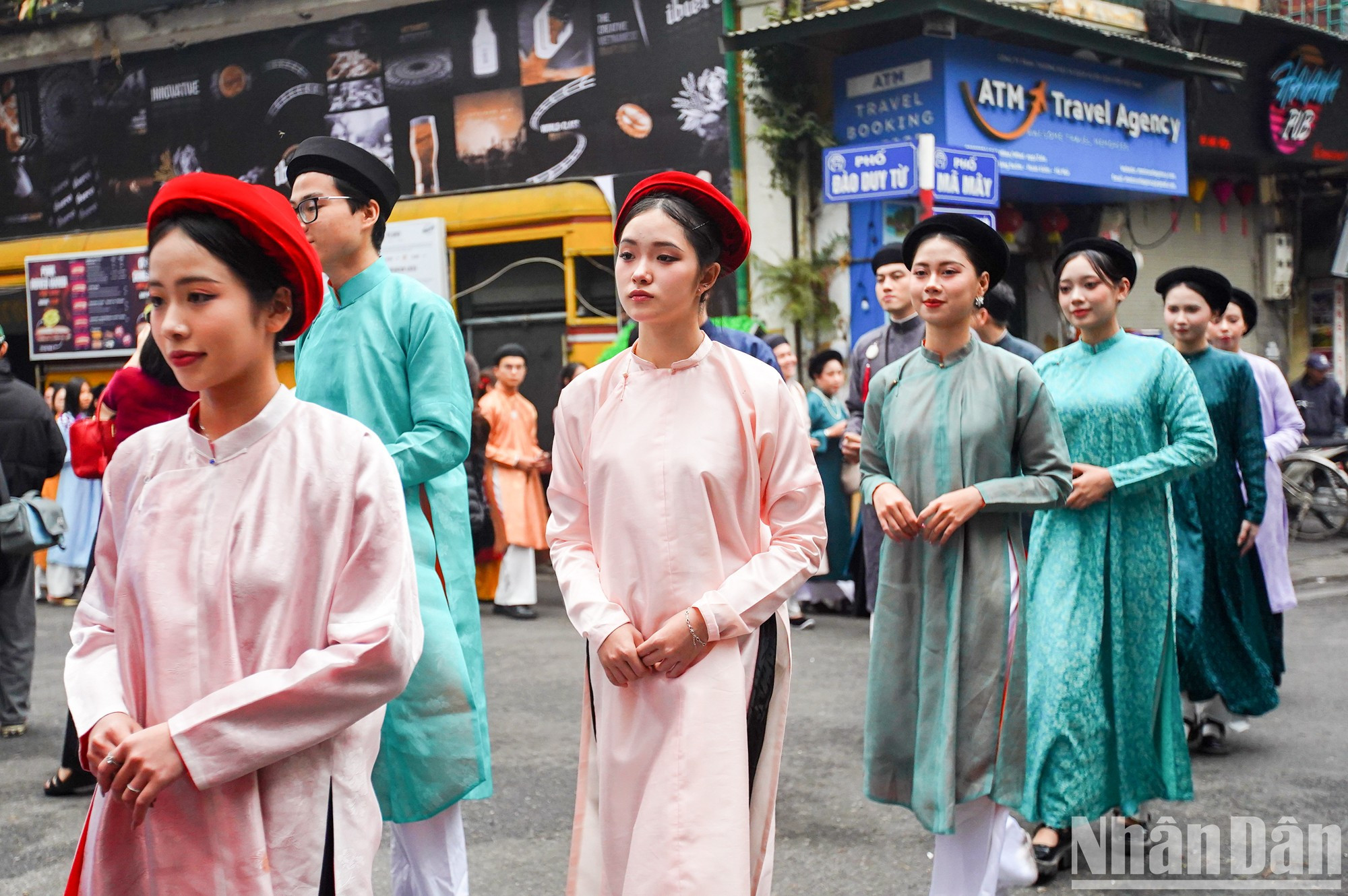 El uso de trajes tradicionales vietnamitas y la participación en desfiles hace que los jóvenes se sientan orgullosos de sus raíces. El uso de trajes tradicionales vietnamitas y la participación en desfiles hace que los jóvenes se sientan orgullosos de sus raíces.