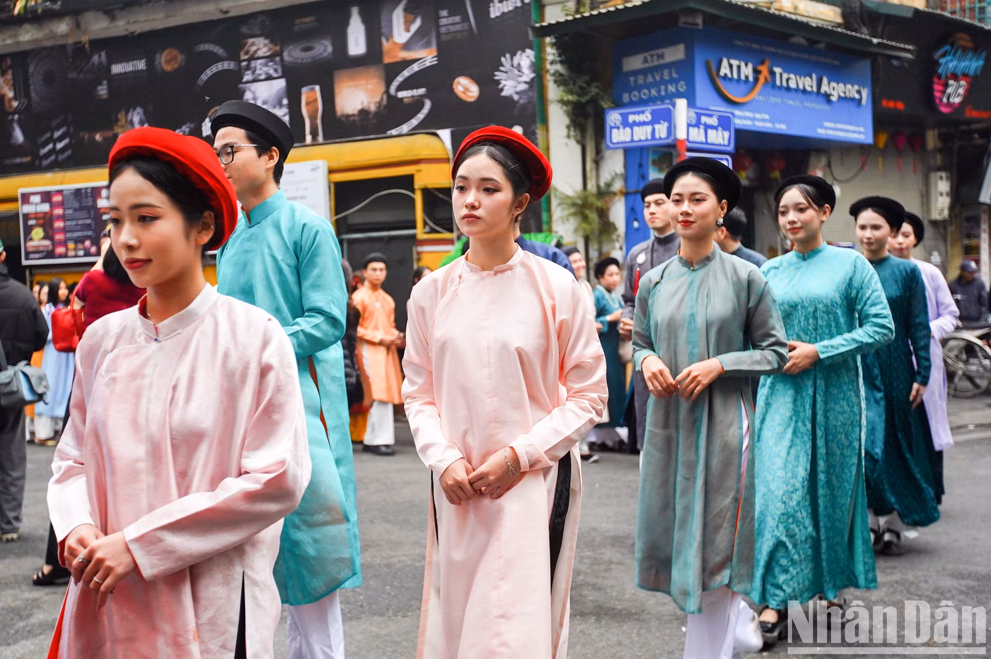 El uso de trajes tradicionales vietnamitas y la participación en desfiles hace que los jóvenes se sientan orgullosos de sus raíces.