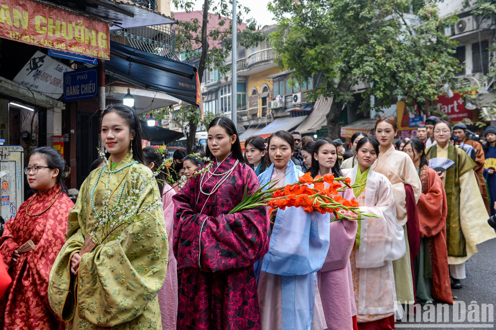 Se trata de un desfile artístico único en el que se recrean de forma vívida los trajes tradicionales vietnamitas a lo largo de la historia. Se trata de un desfile artístico único en el que se recrean de forma vívida los trajes tradicionales vietnamitas a lo largo de la historia.