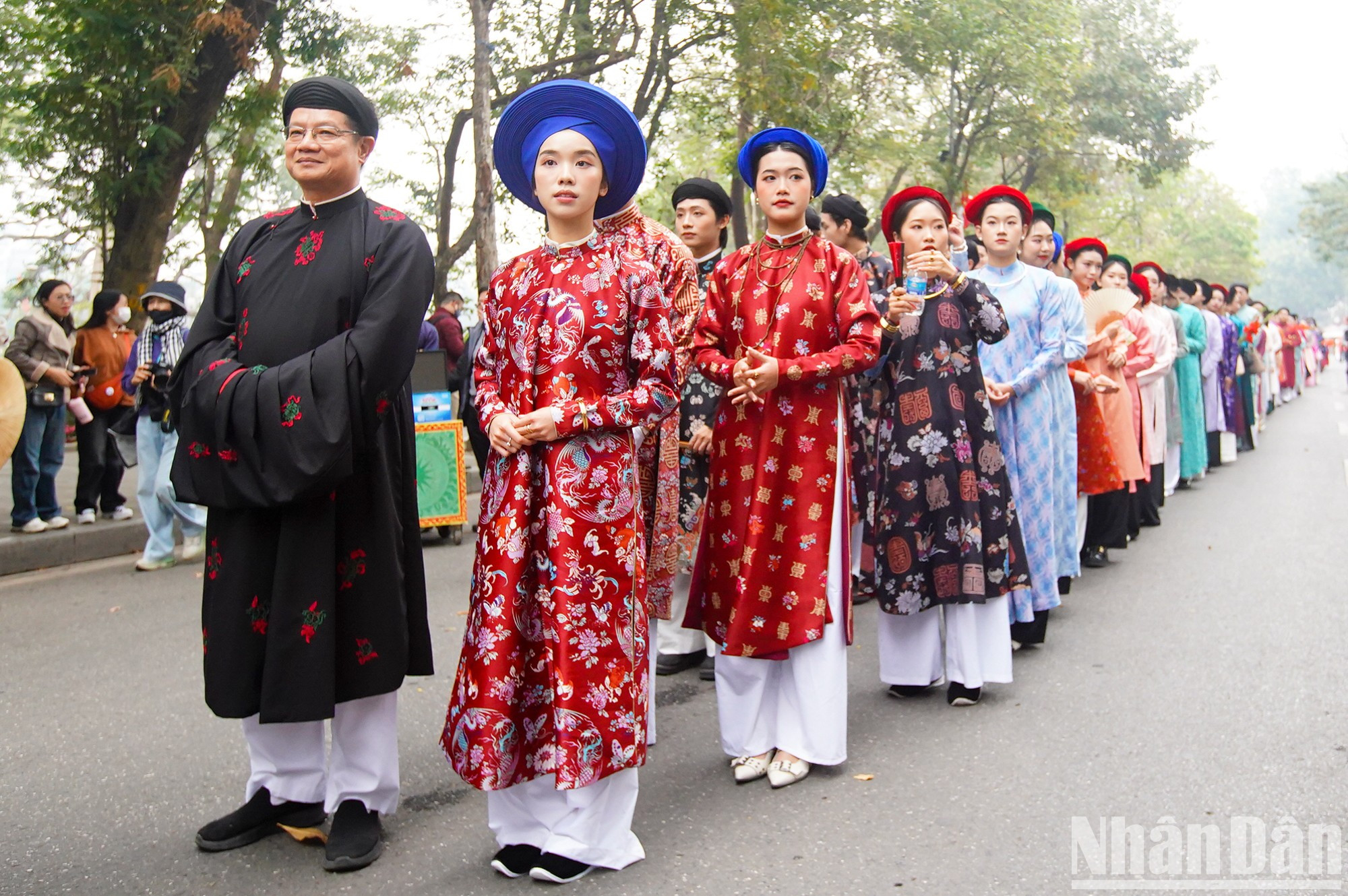 Esta es también una actividad cultural para mostrar a los amigos internacionales una Vietnam rica en identidad, amigable y hospitalaria. Esta es también una actividad cultural para mostrar a los amigos internacionales una Vietnam rica en identidad, amigable y hospitalaria.