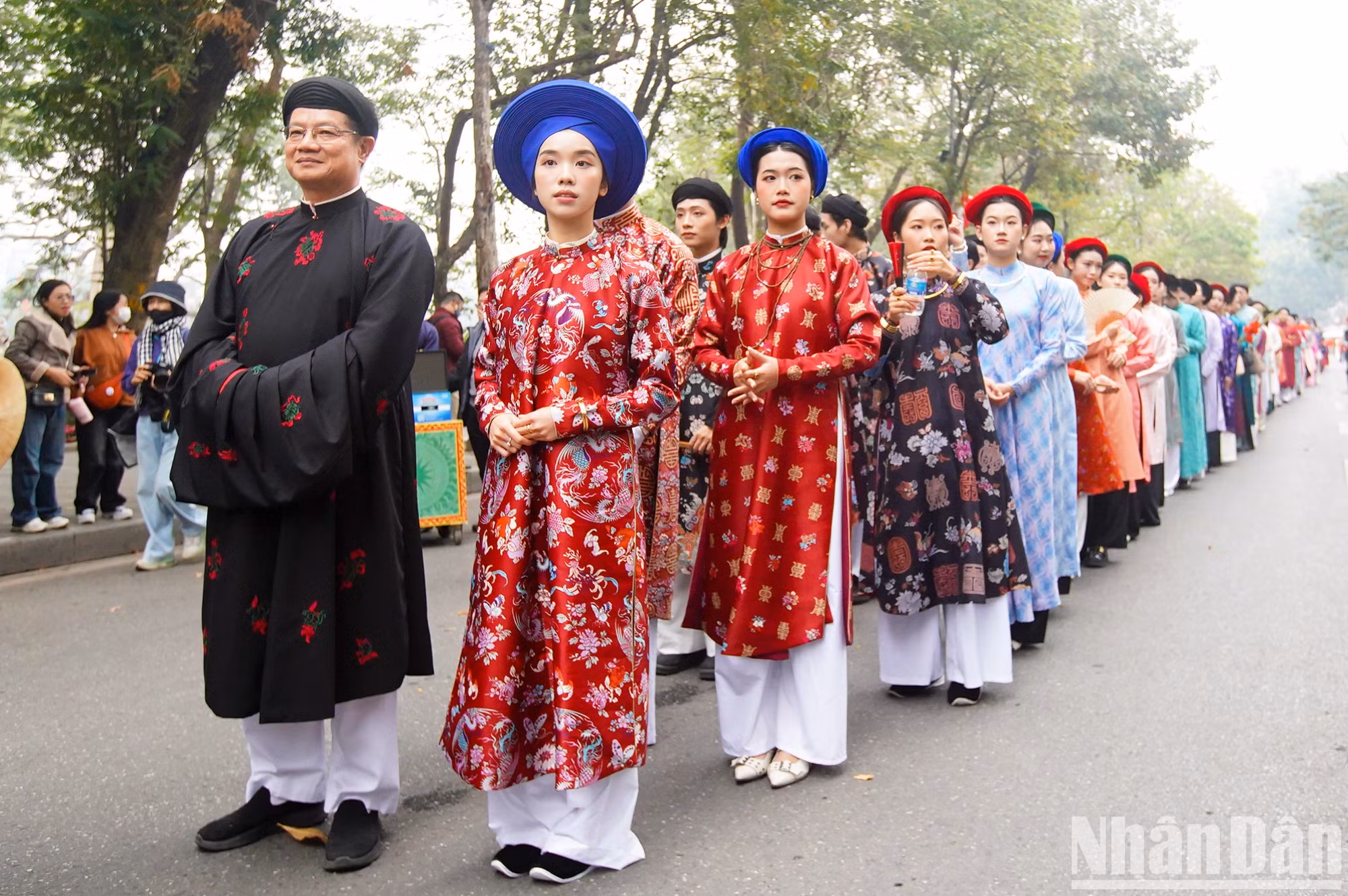 Esta es también una actividad cultural para mostrar a los amigos internacionales una Vietnam rica en identidad, amigable y hospitalaria.