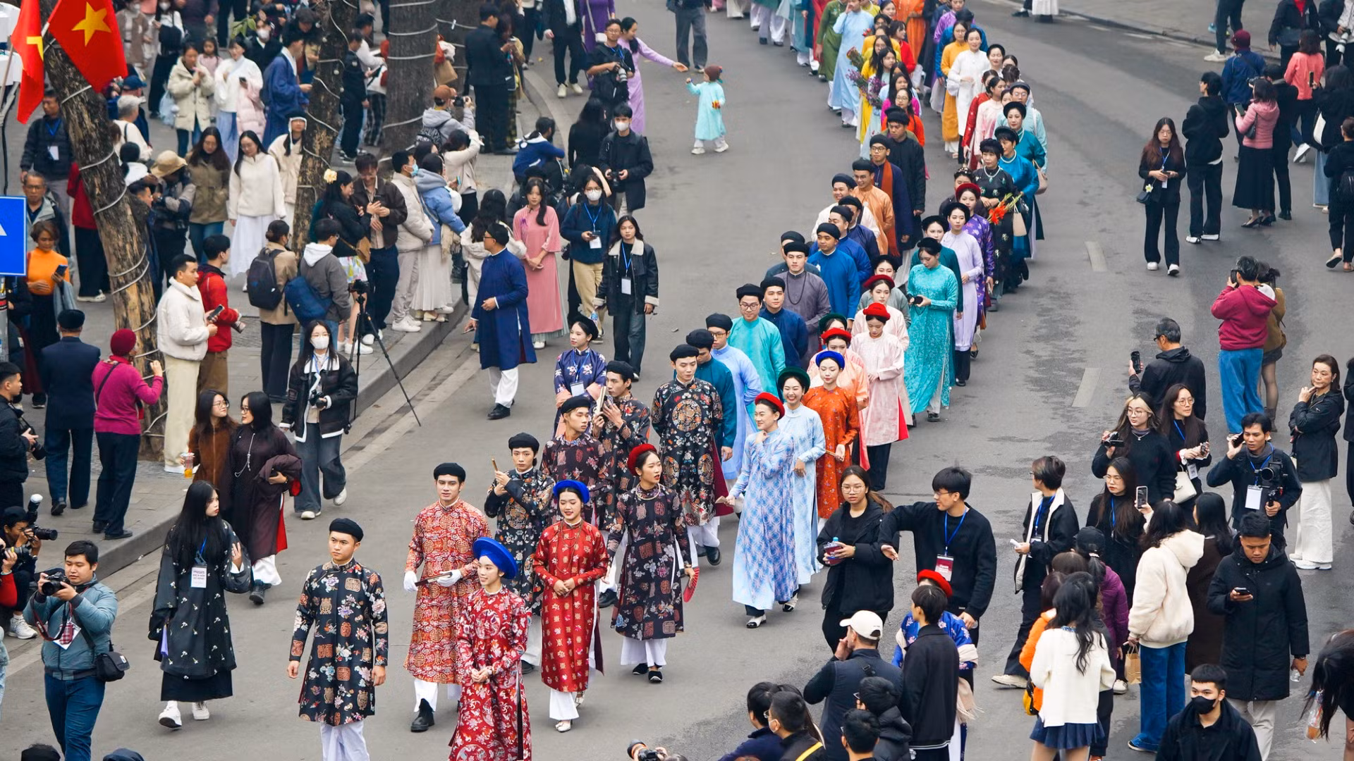 [Foto] 400 personas vestidas con trajes tradicionales vietnamitas desfilan por el casco antiguo de Hanói