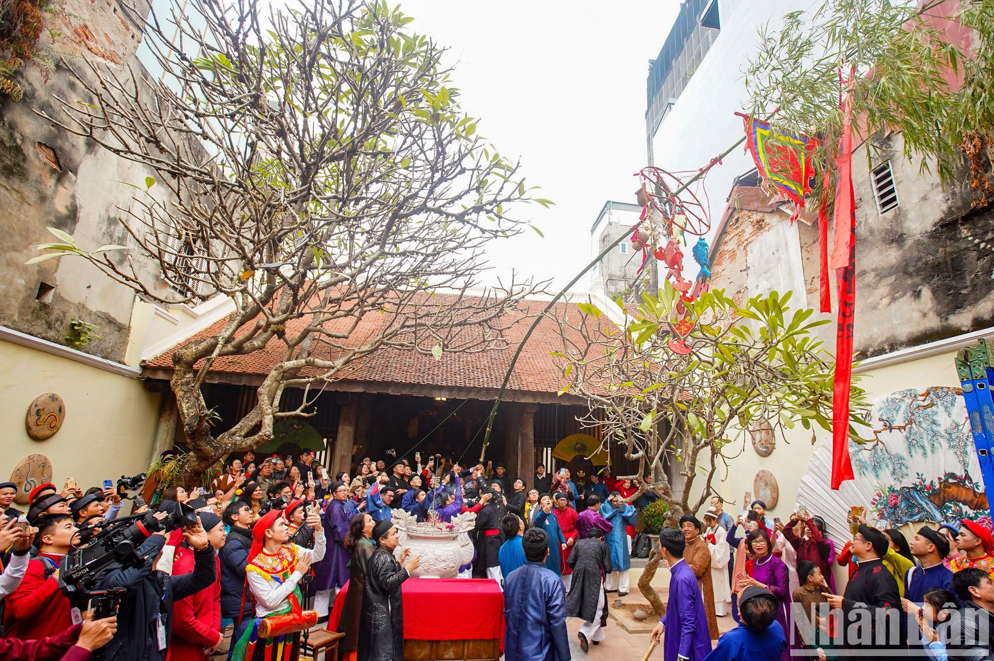 El levantamiento del “Cay Neu” (árbol de Neu) en la casa comunal de Kim Ngan. El levantamiento del “Cay Neu” (árbol de Neu) en la casa comunal de Kim Ngan.