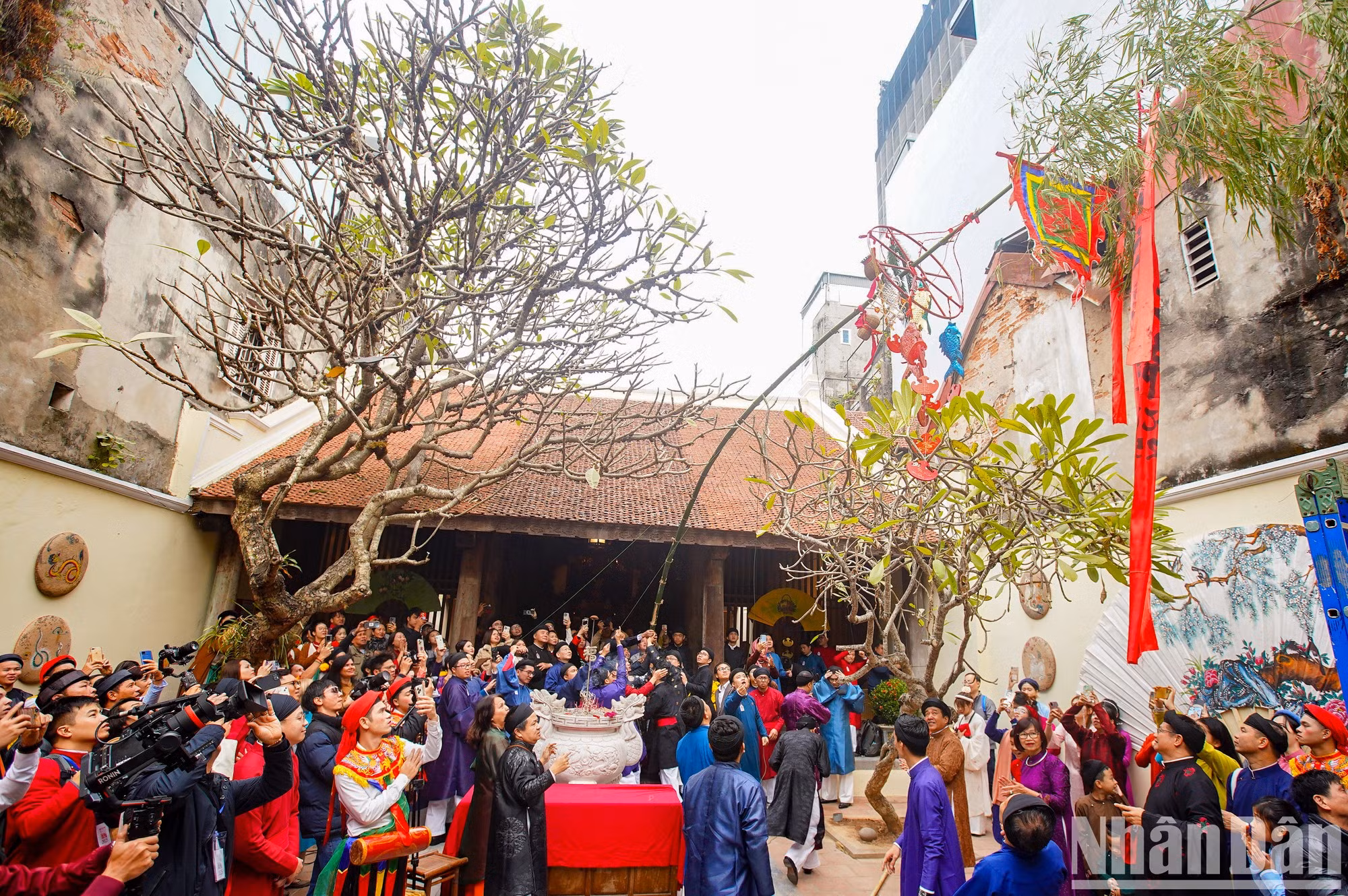 El levantamiento del “Cay Neu” (árbol de Neu) en la casa comunal de Kim Ngan.