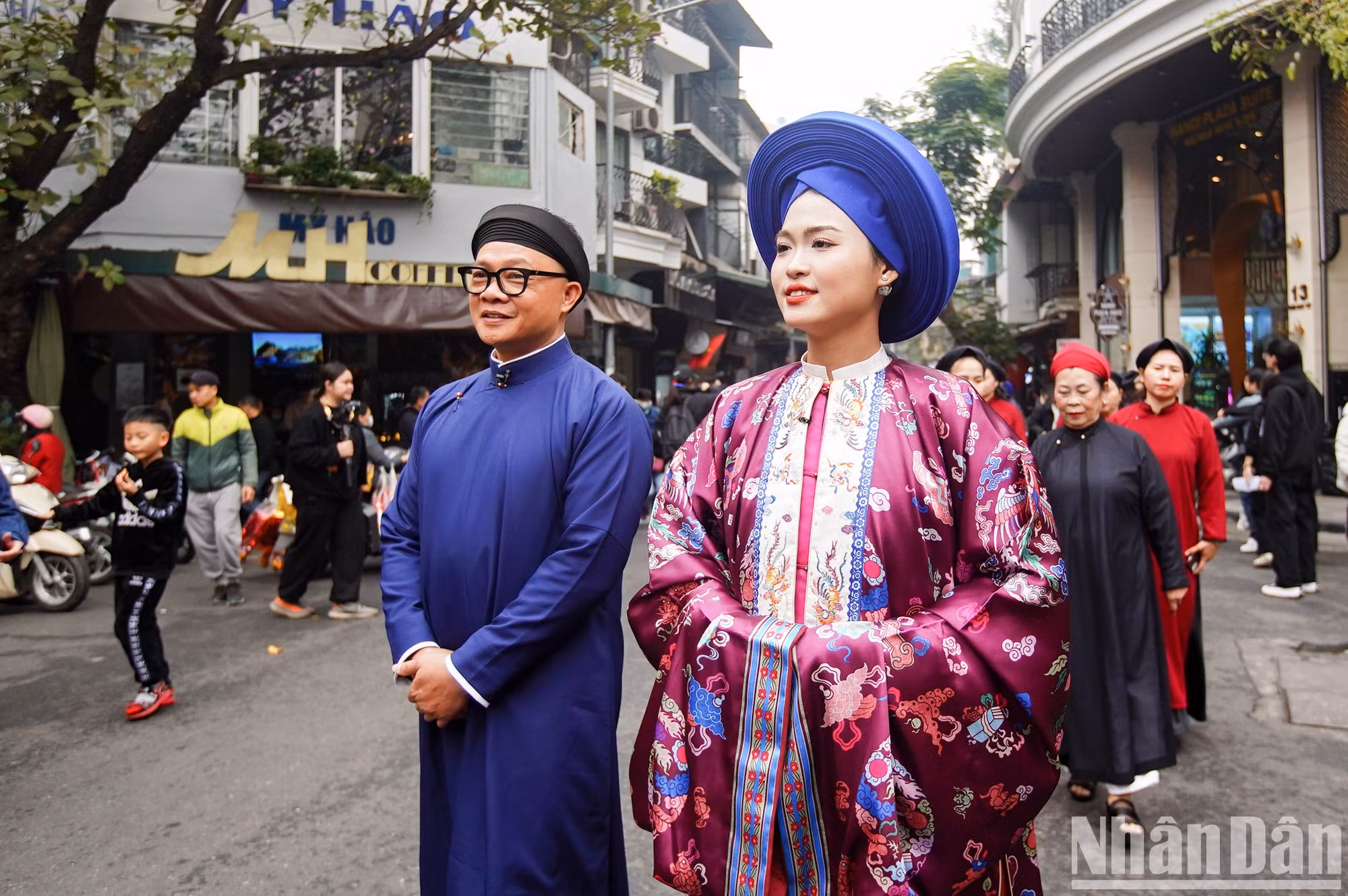 El desfile comienza en el Centro de Intercambio Cultural del Casco Antiguo de Hanói y termina con una ceremonia en la casa comunal de Kim Ngan.