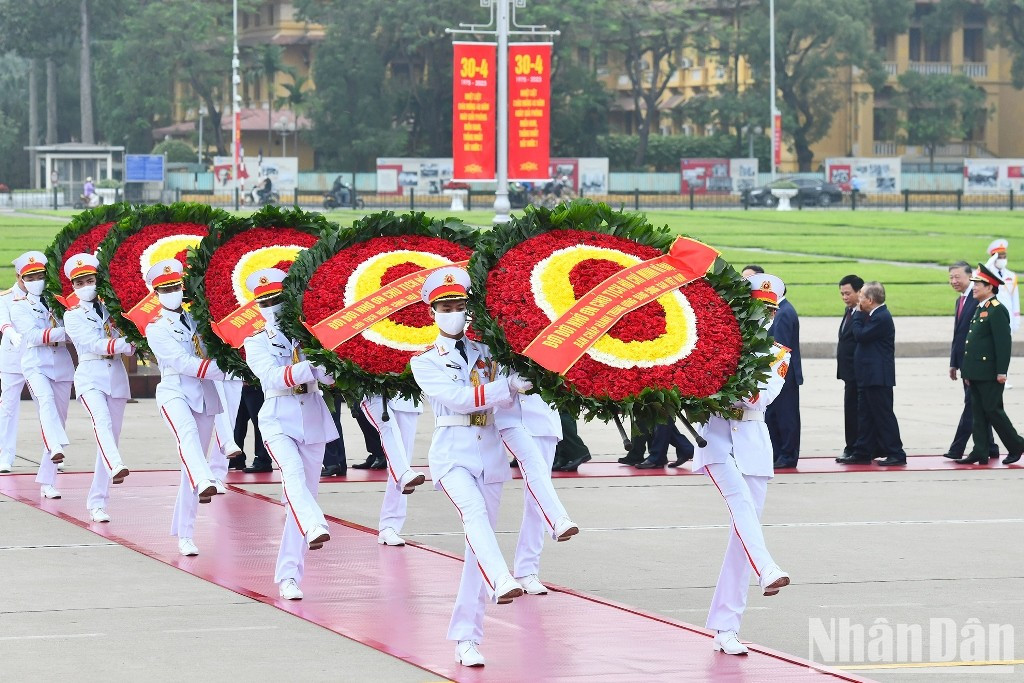 La corona de flores lleva escrita la frase: &quot;Infinito agradecimiento al gran Presidente Ho Chi Minh&quot;.