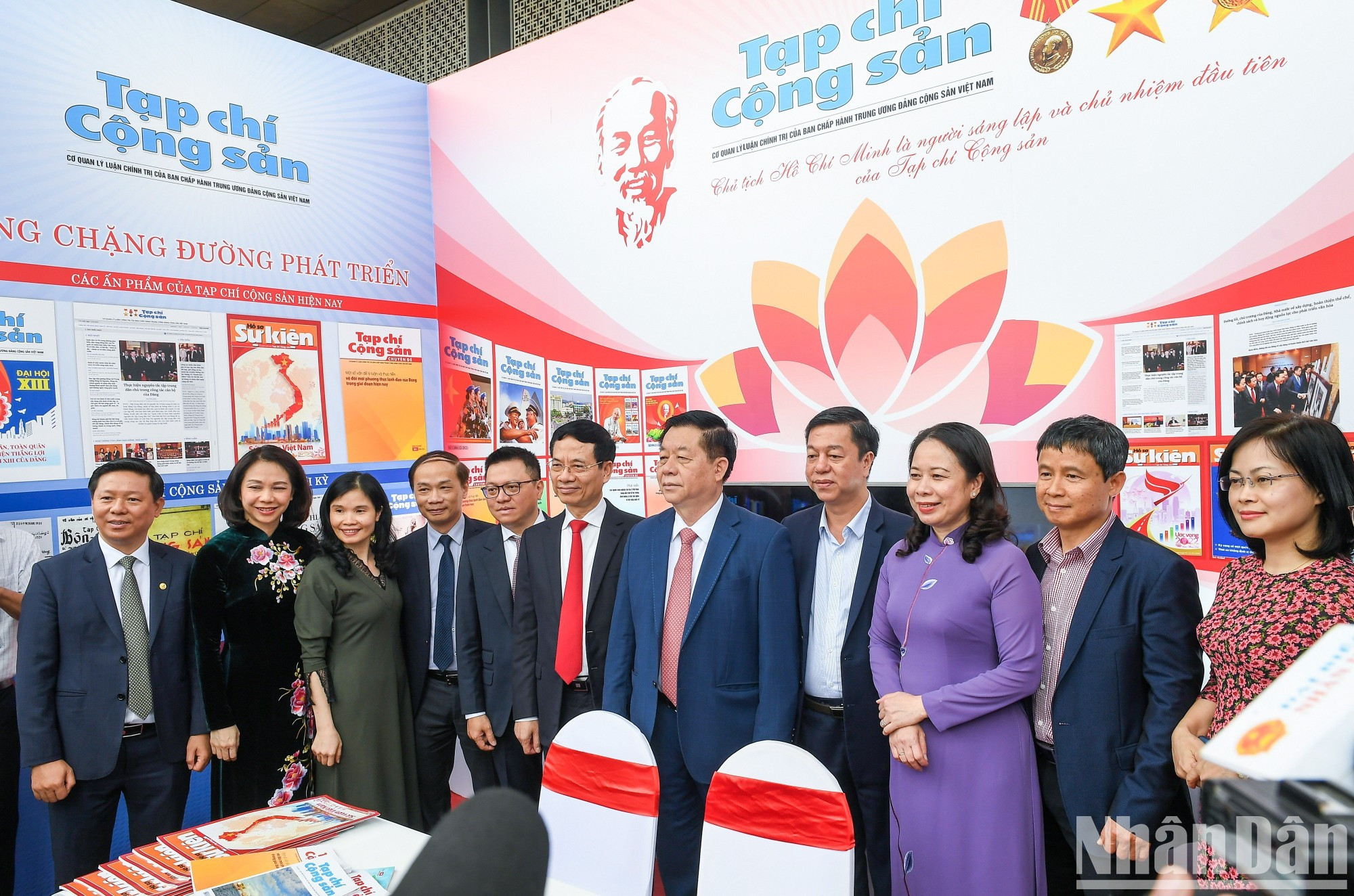 Los delegados se toman fotos en el pabellón de la Revista Comunista. Los delegados se toman fotos en el pabellón de la Revista Comunista.