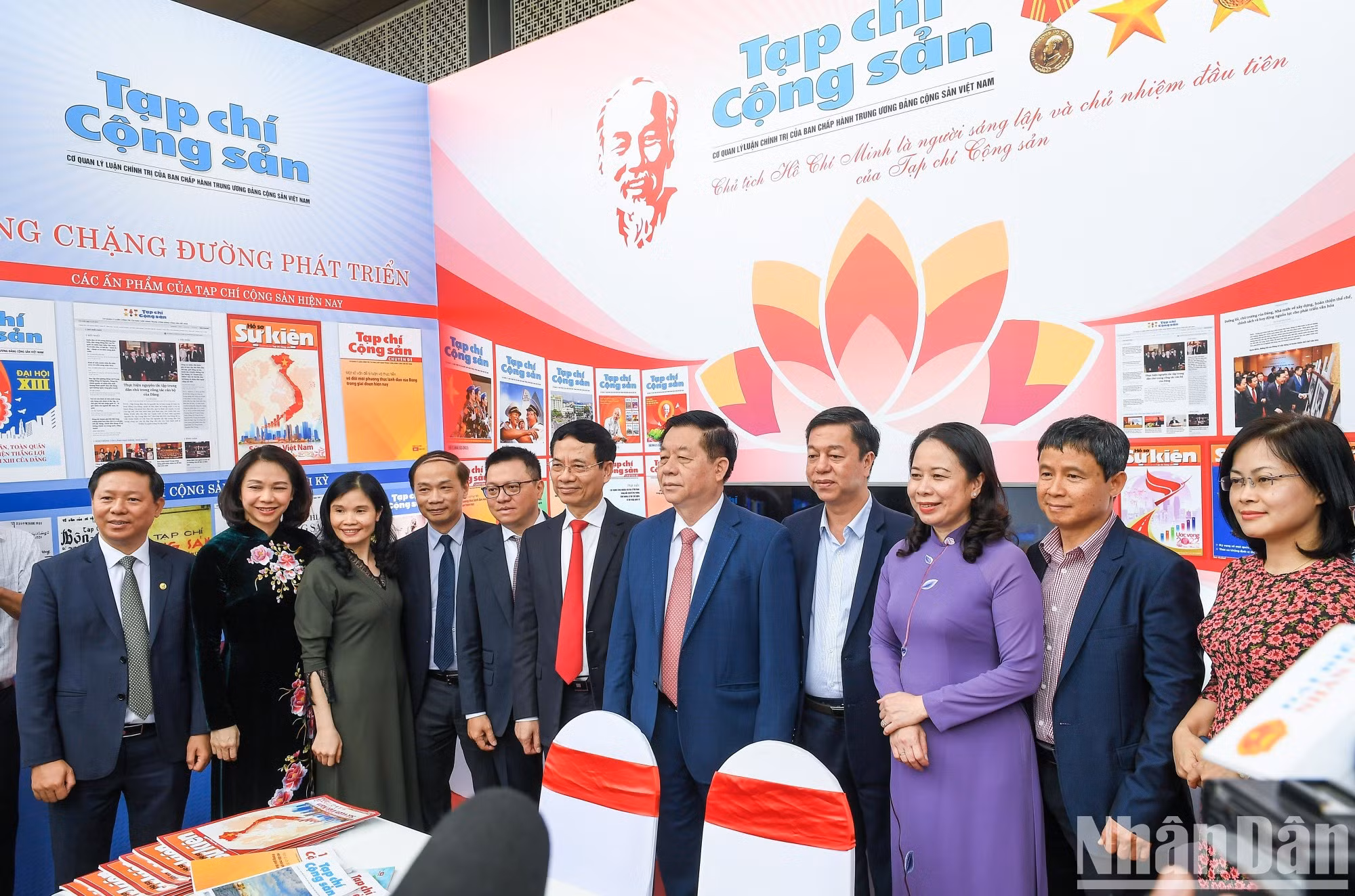 Los delegados se toman fotos en el pabellón de la Revista Comunista.