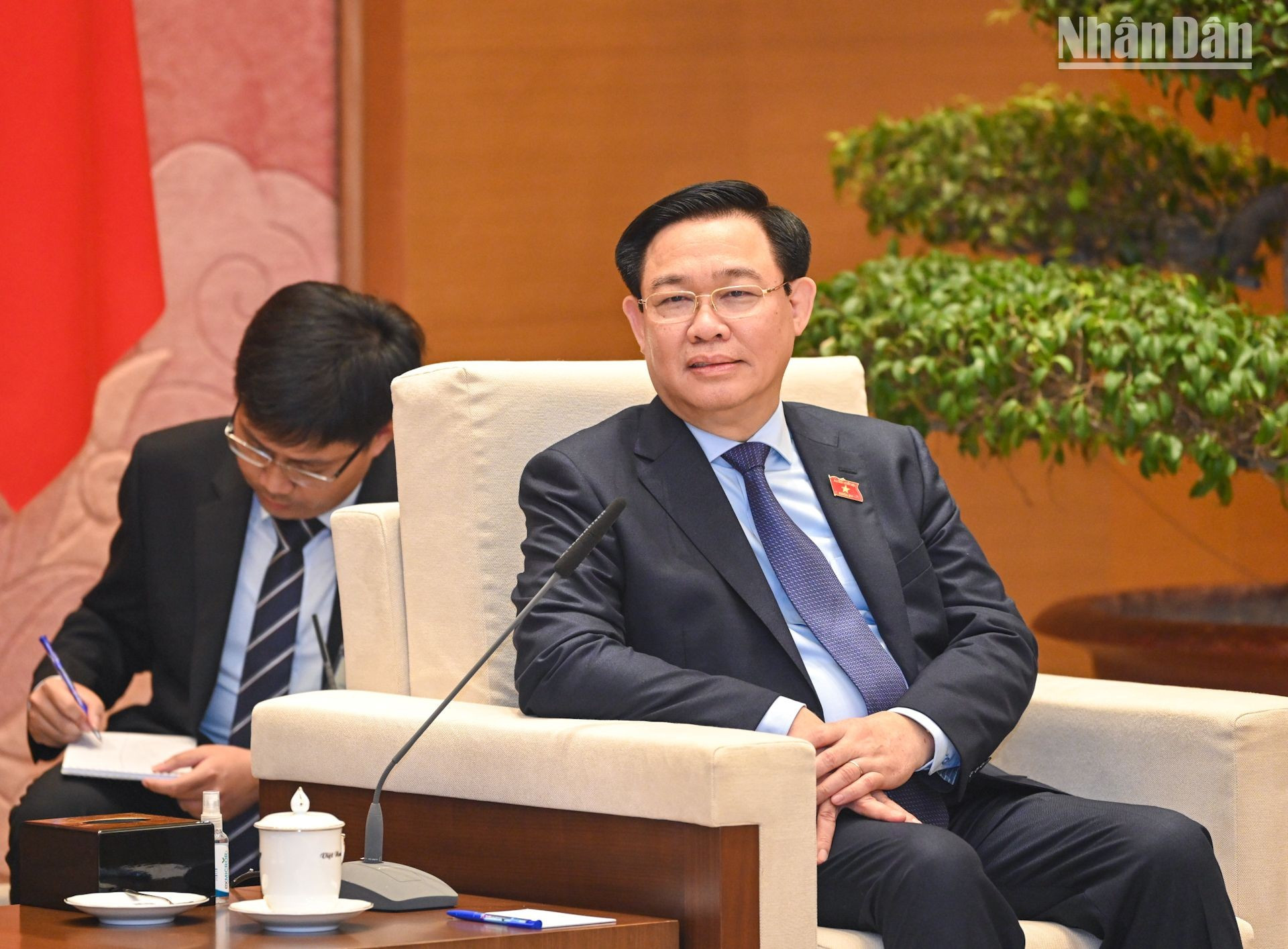 Dinh Hue, habla en el evento.