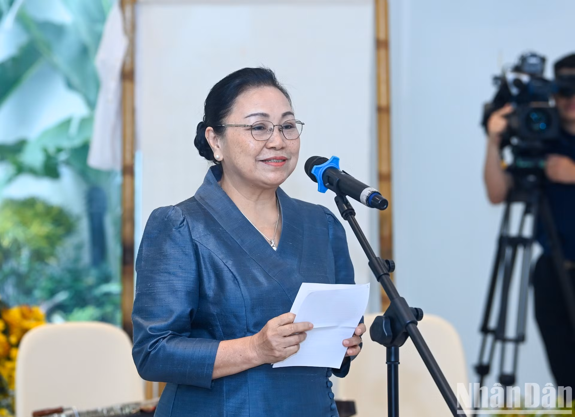 La embajadora de Laos en Vietnam, Khamphao Ernthavanh, interviene en el acto.