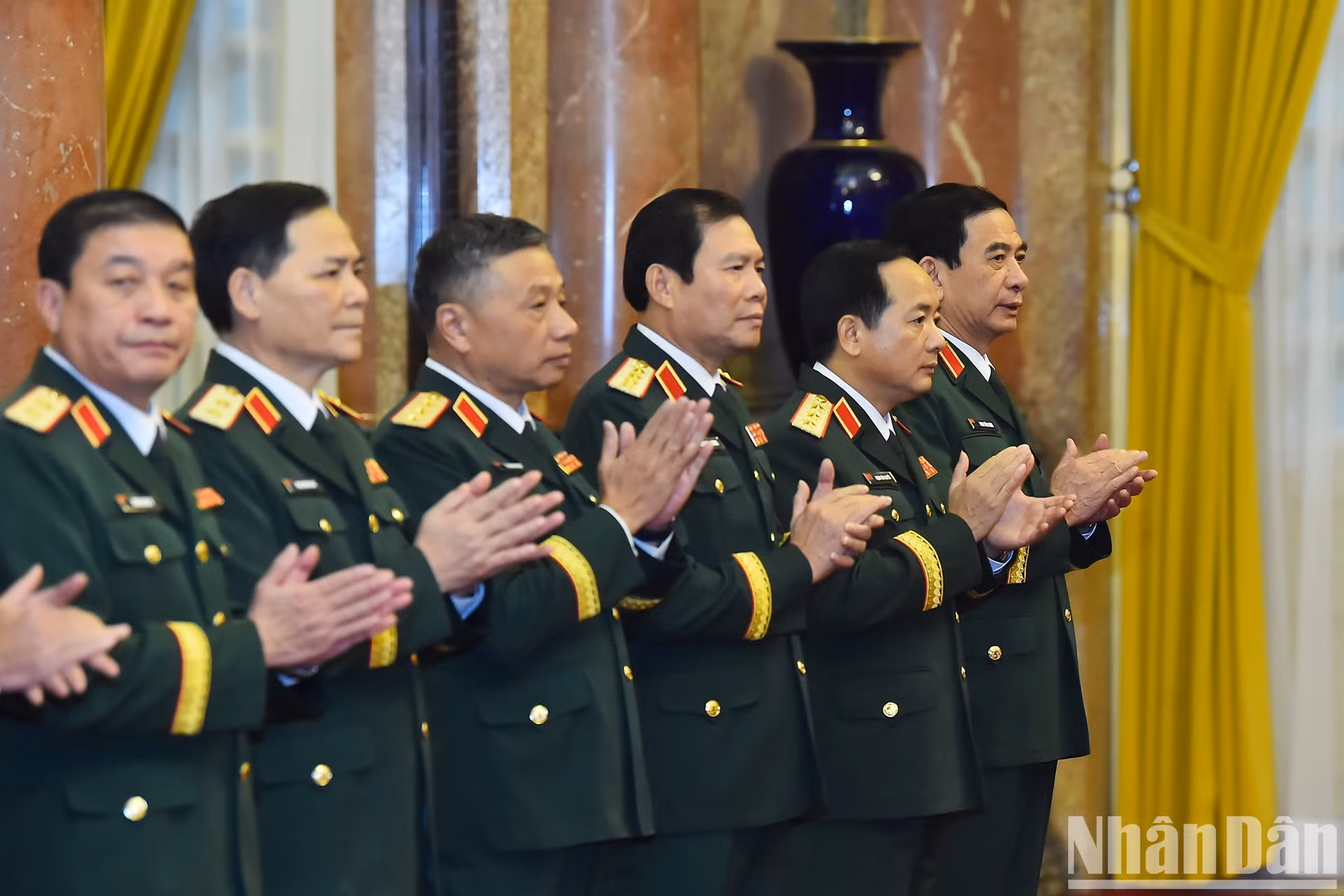 El ministro de Defensa, Phan Van Giang, y los líderes de su cartera.