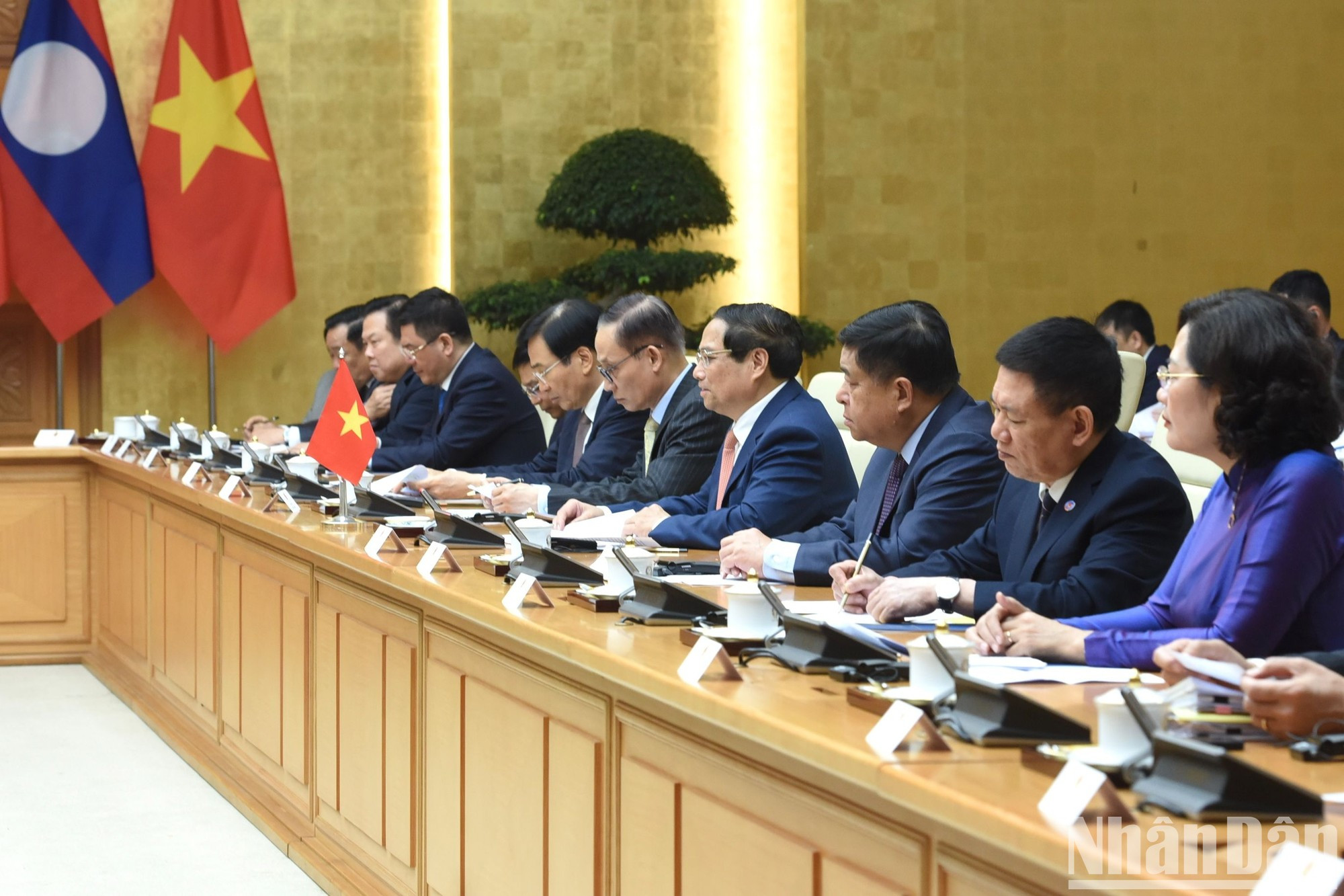 Minh Chinh interviene en el acto. Minh Chinh interviene en el acto.