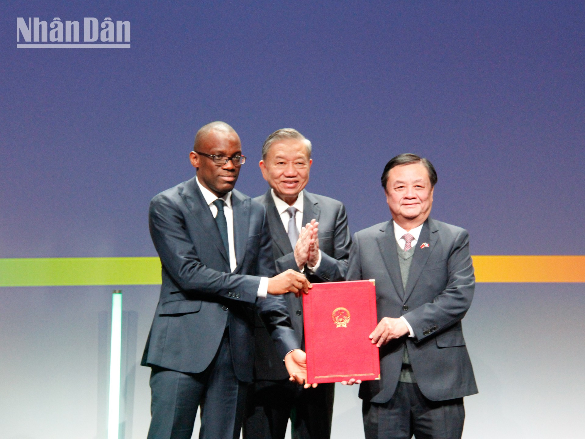 En FrancoTech, el secretario general del PCV y presidente de Vietnam, To Lam, presencia el intercambio de un acuerdo de cooperación entre el Ministerio de Agricultura y Desarrollo Rural de Vietnam y el Ministerio de Relaciones Exteriores de la República de Benin. (Foto: XUAN KY) En FrancoTech, el secretario general del PCV y presidente de Vietnam, To Lam, presencia el intercambio de un acuerdo de cooperación entre el Ministerio de Agricultura y Desarrollo Rural de Vietnam y el Ministerio de Relaciones Exteriores de la República de Benin. (Foto: XUAN KY)