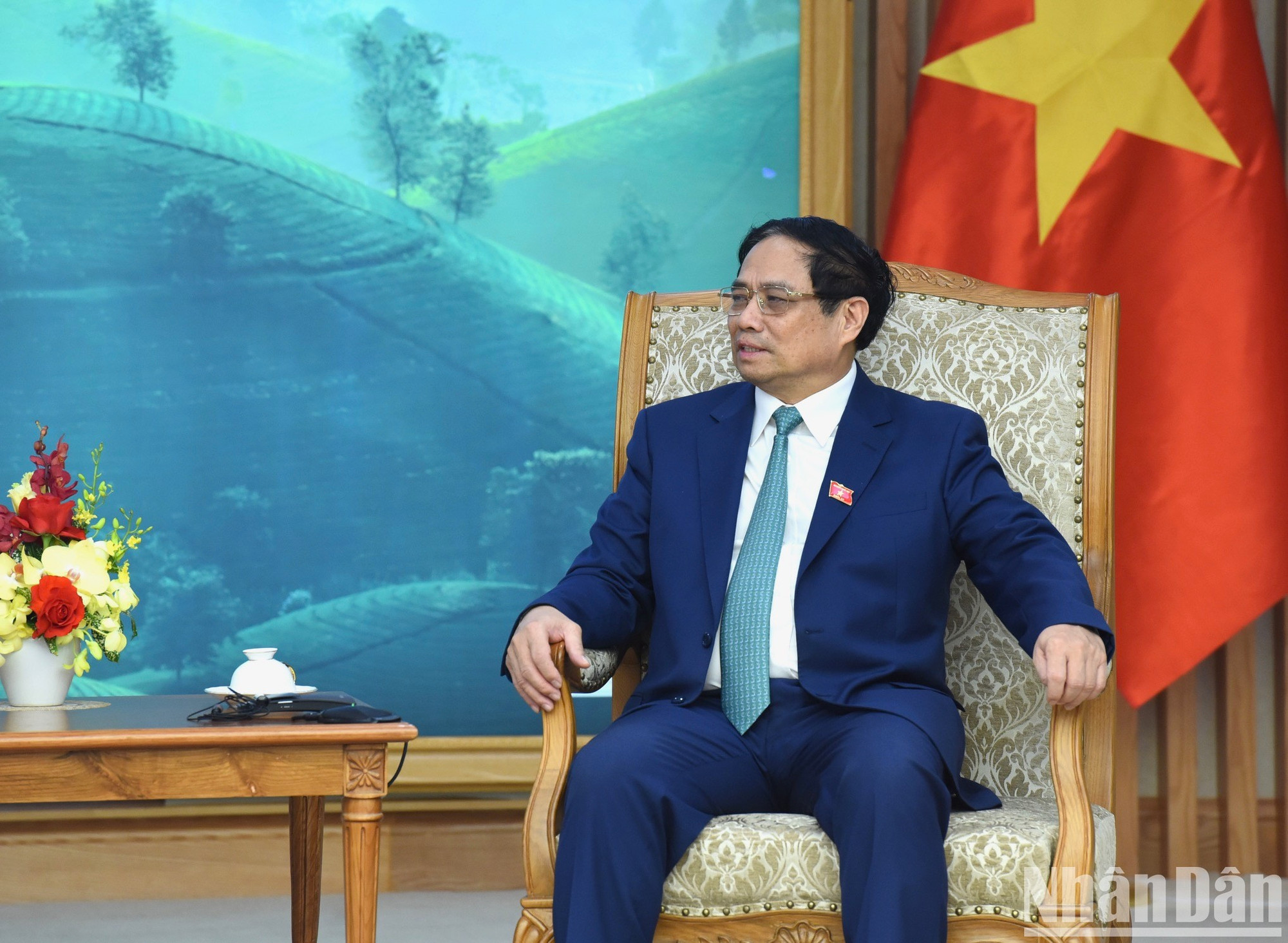 Minh Chinh interviene en la cita. Minh Chinh interviene en la cita.