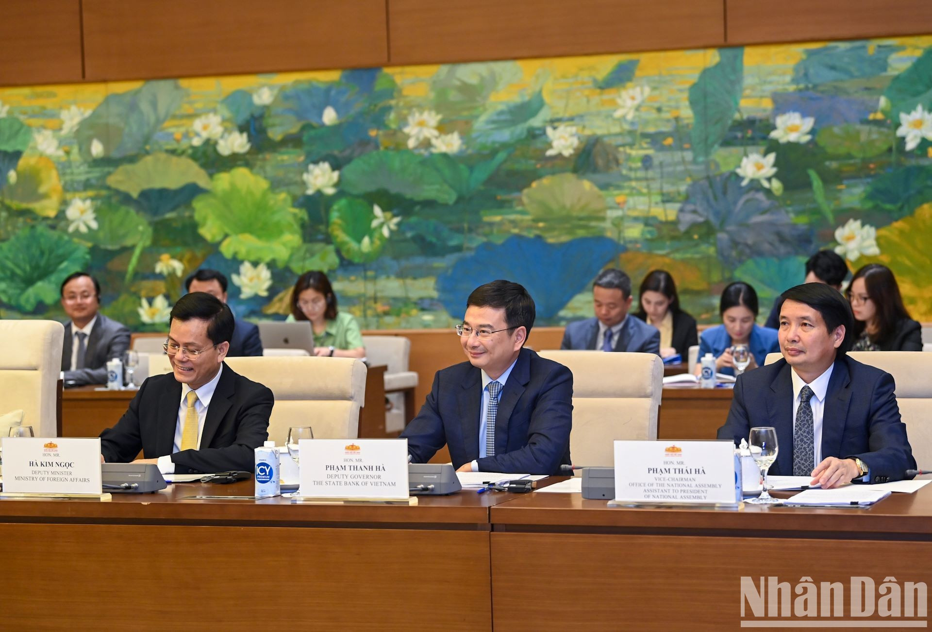 Representantes de ministerios, sectores y delegados vietnamitas en el acto.