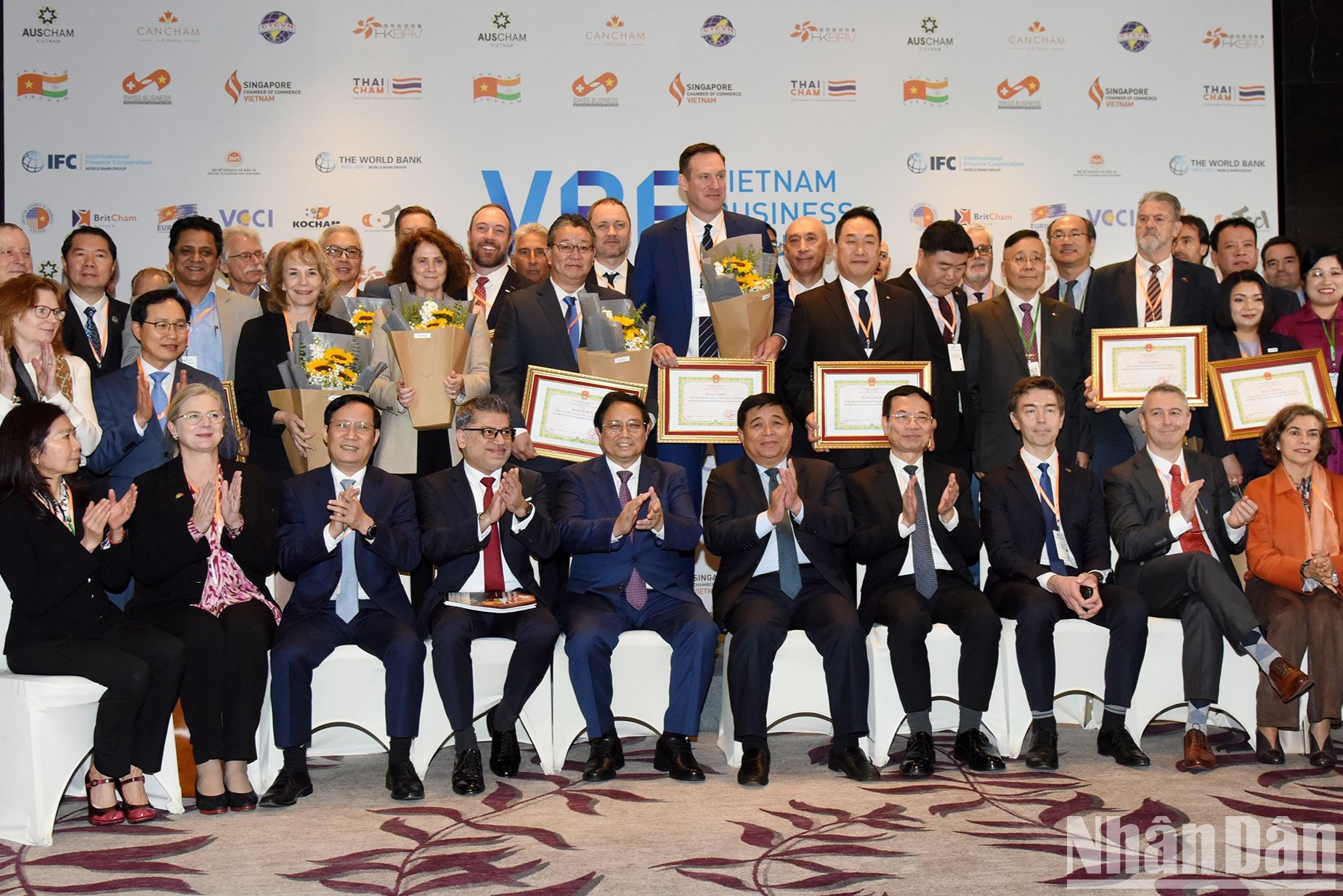 Minh Chinh y delegados en el Foro.