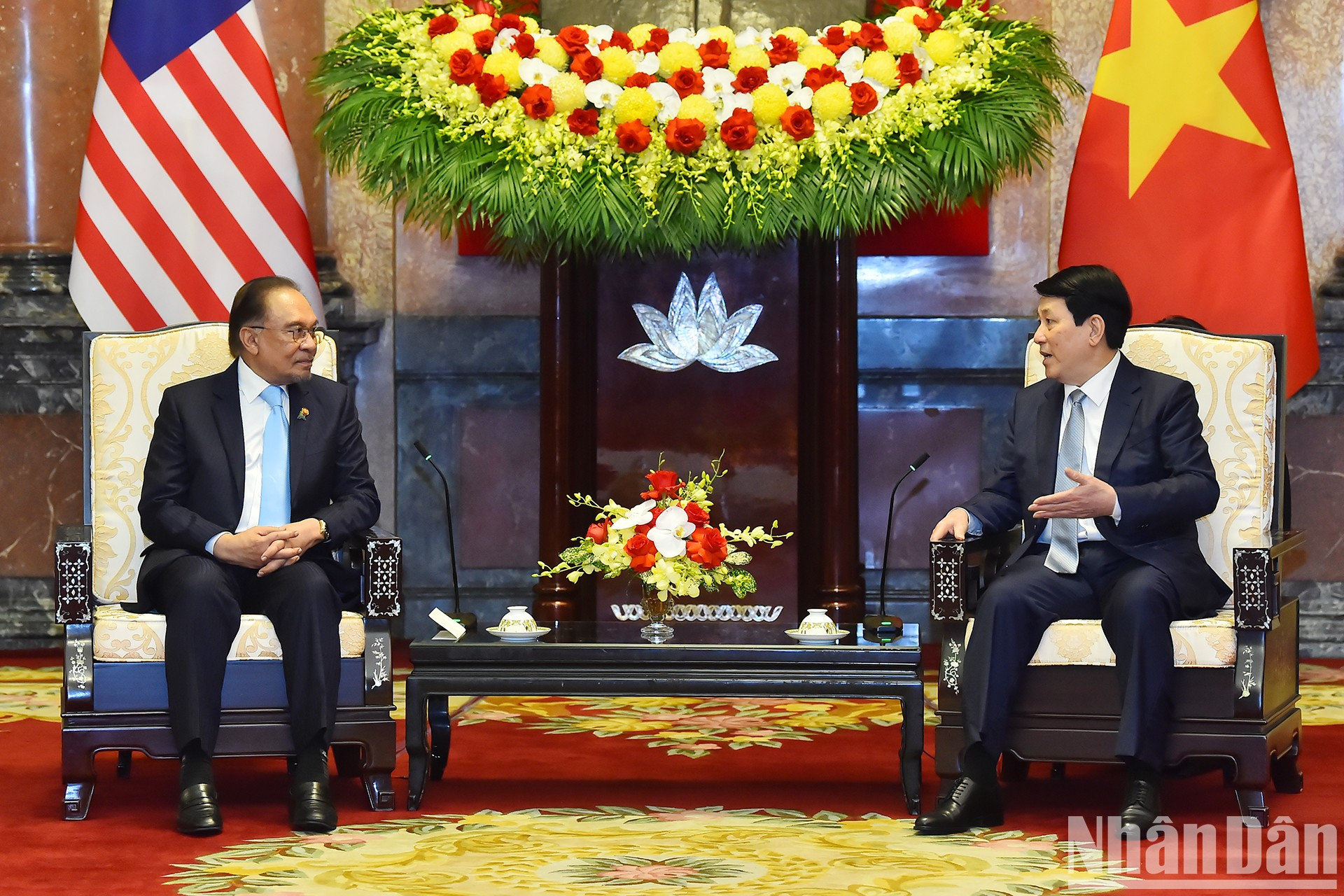 El presidente vietnamita, Luong Cuong, recibe al primer ministro de Malasia, Anwar Ibrahim.