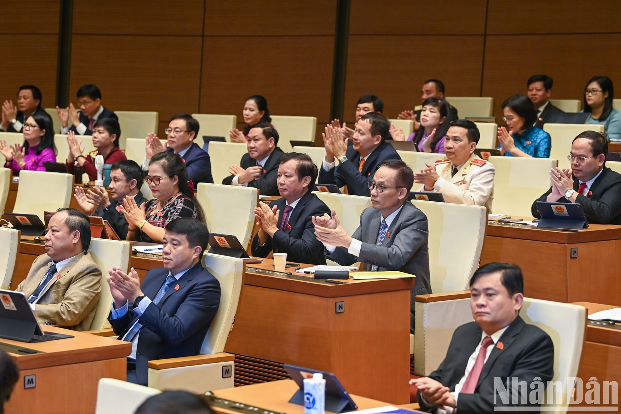 Los diputados felicitan al presidente vietnamita.
