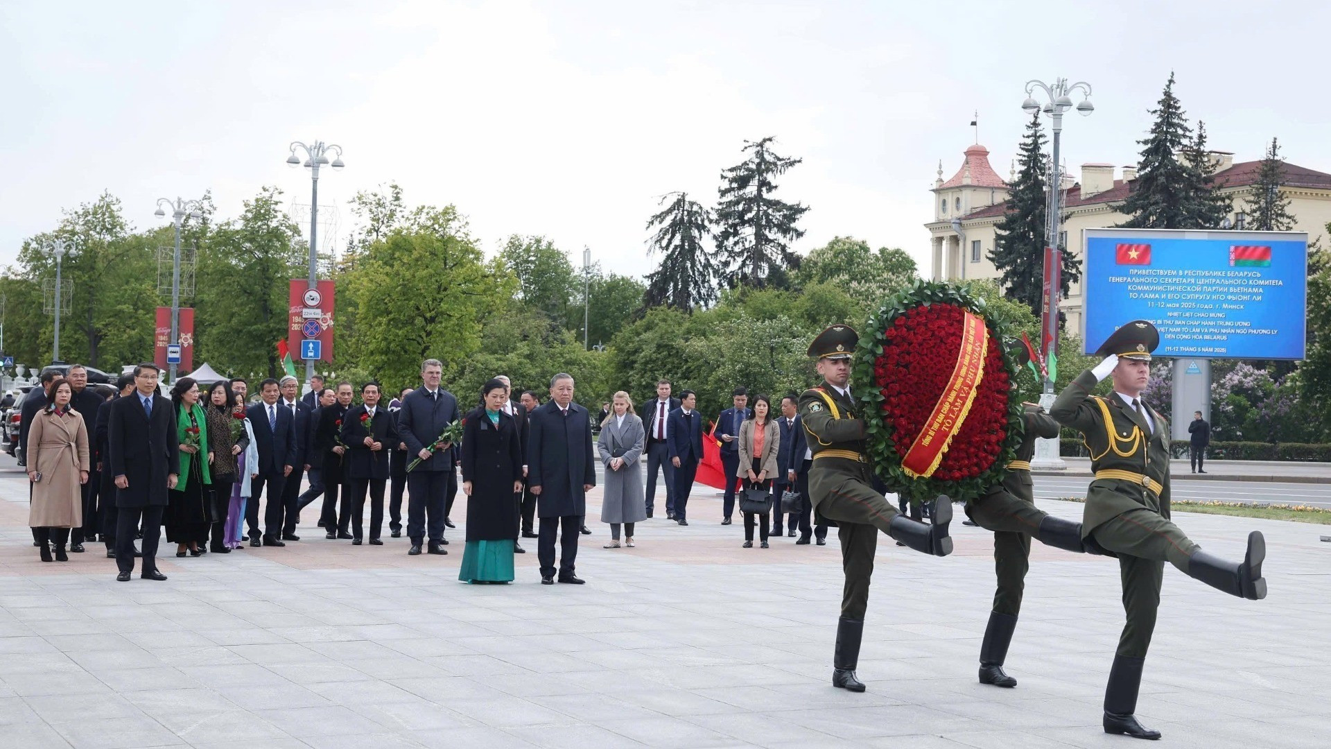 El secretario general del Partido Comunista de Vietnam, To Lam y su esposa, junto con la delegación de alto nivel, depositan flores en el Monumento a la Victoria en la capital de Minsk. (Foto: Thong Nhat/VNA) El secretario general del Partido Comunista de Vietnam, To Lam y su esposa, junto con la delegación de alto nivel, depositan flores en el Monumento a la Victoria en la capital de Minsk. (Foto: Thong Nhat/VNA)