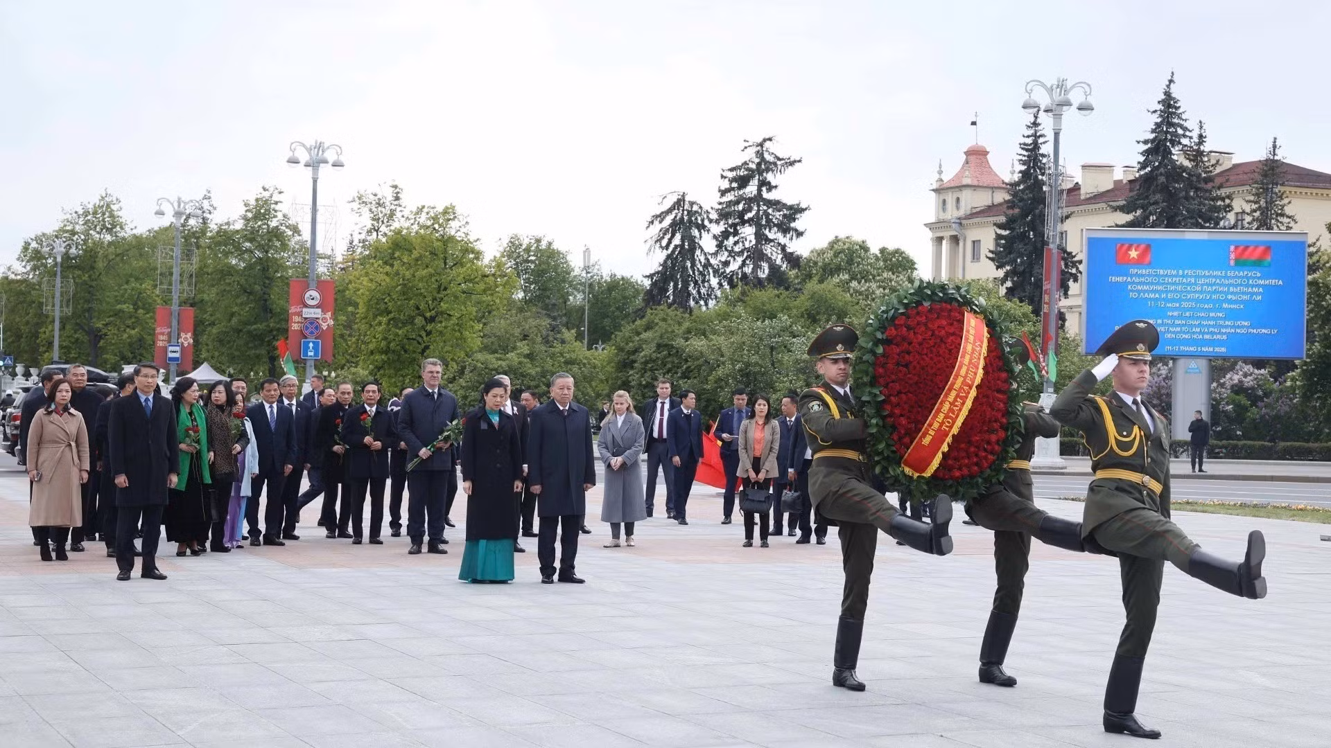 El secretario general del Partido Comunista de Vietnam, To Lam y su esposa, junto con la delegación de alto nivel, depositan flores en el Monumento a la Victoria en la capital de Minsk. (Foto: Thong Nhat/VNA)